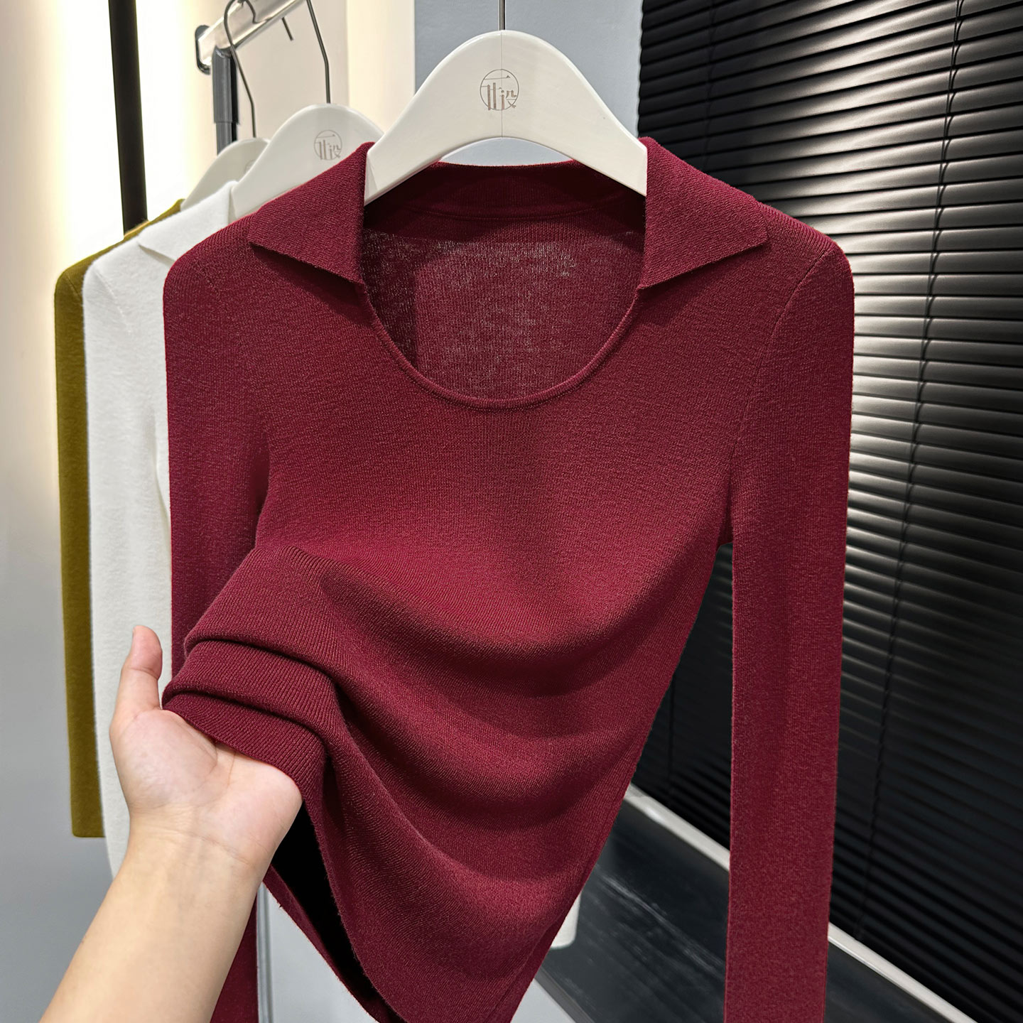 红色复古时髦U领针织上衣秋冬新款气质显白长袖修身套头打底衫女