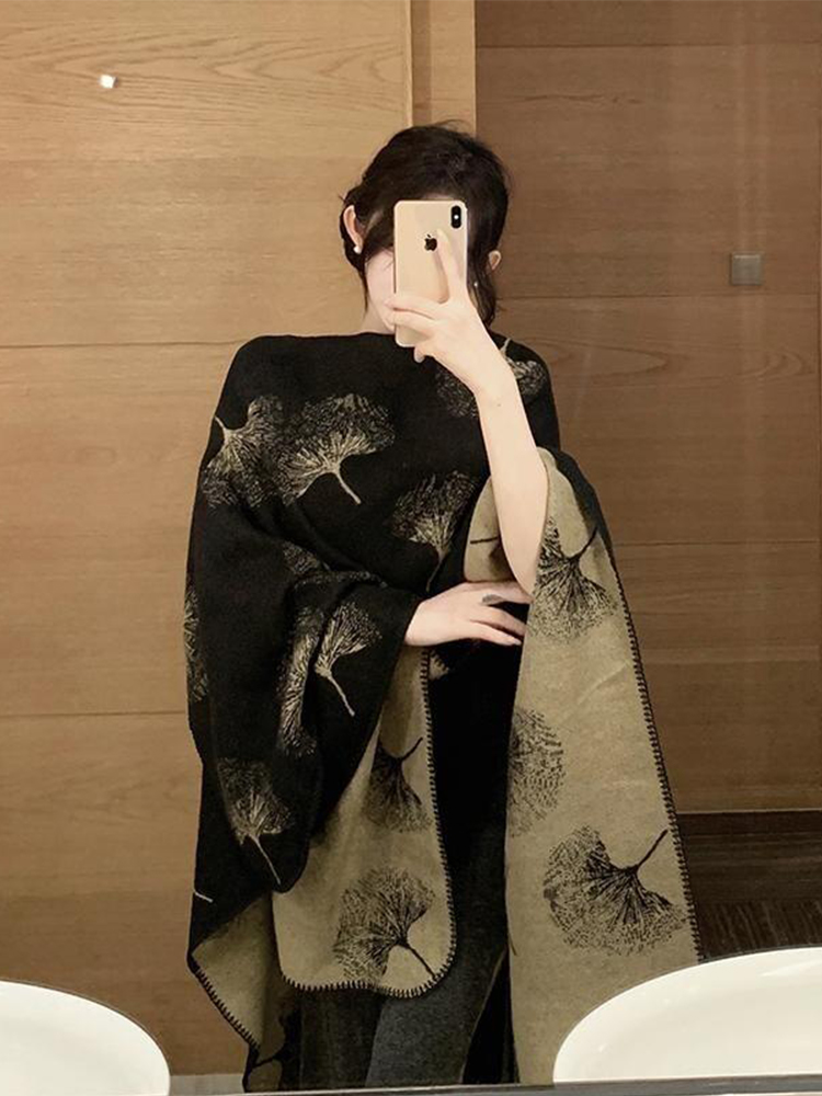 外搭披肩女2025新款民族风新建大西北旅游围巾拍照出片氛围感斗篷