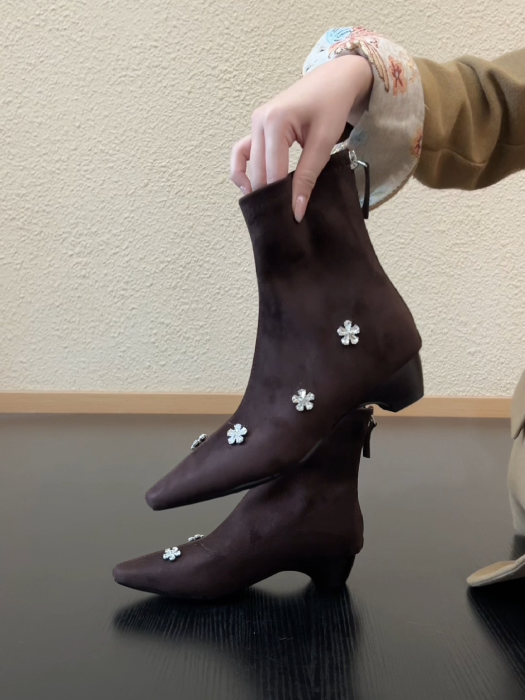 Pokoy-3.5cm法式尖头水钻花朵绒面瘦瘦靴内增高后拉链通勤短靴