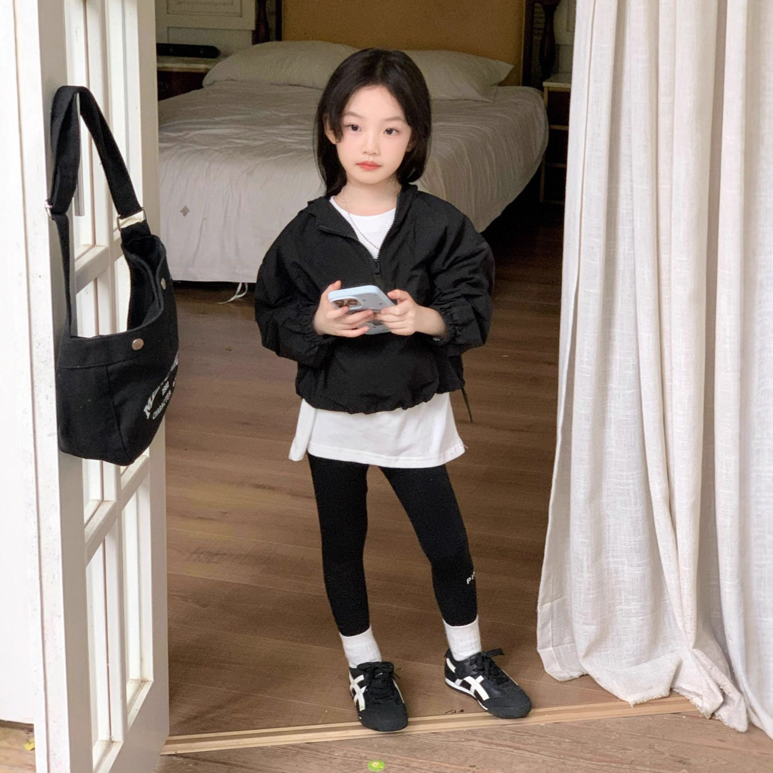 小思家2025秋季新款女童韩版甜酷风纯色连帽冲锋衣打底长裤套装