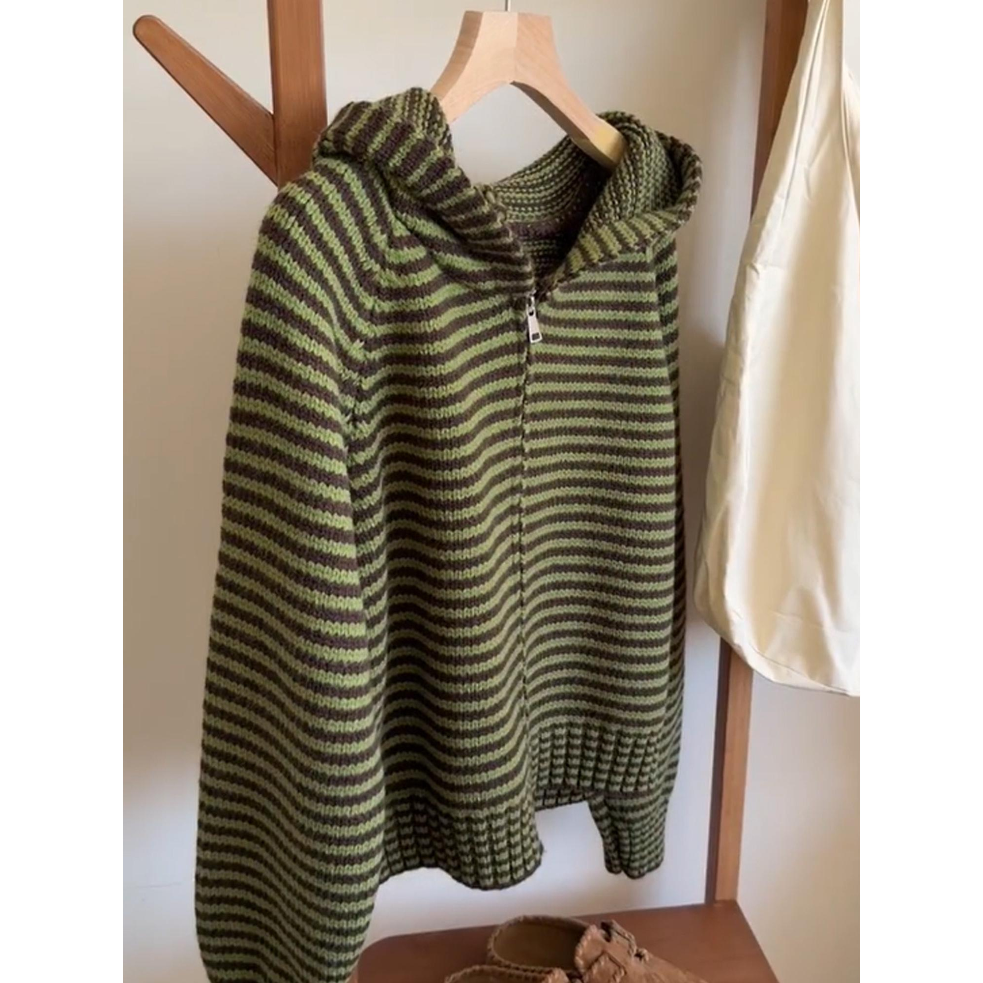 被惊艳到了！漂亮绿咖条纹双拉链连帽毛衣女软糯慵懒百搭短款外套