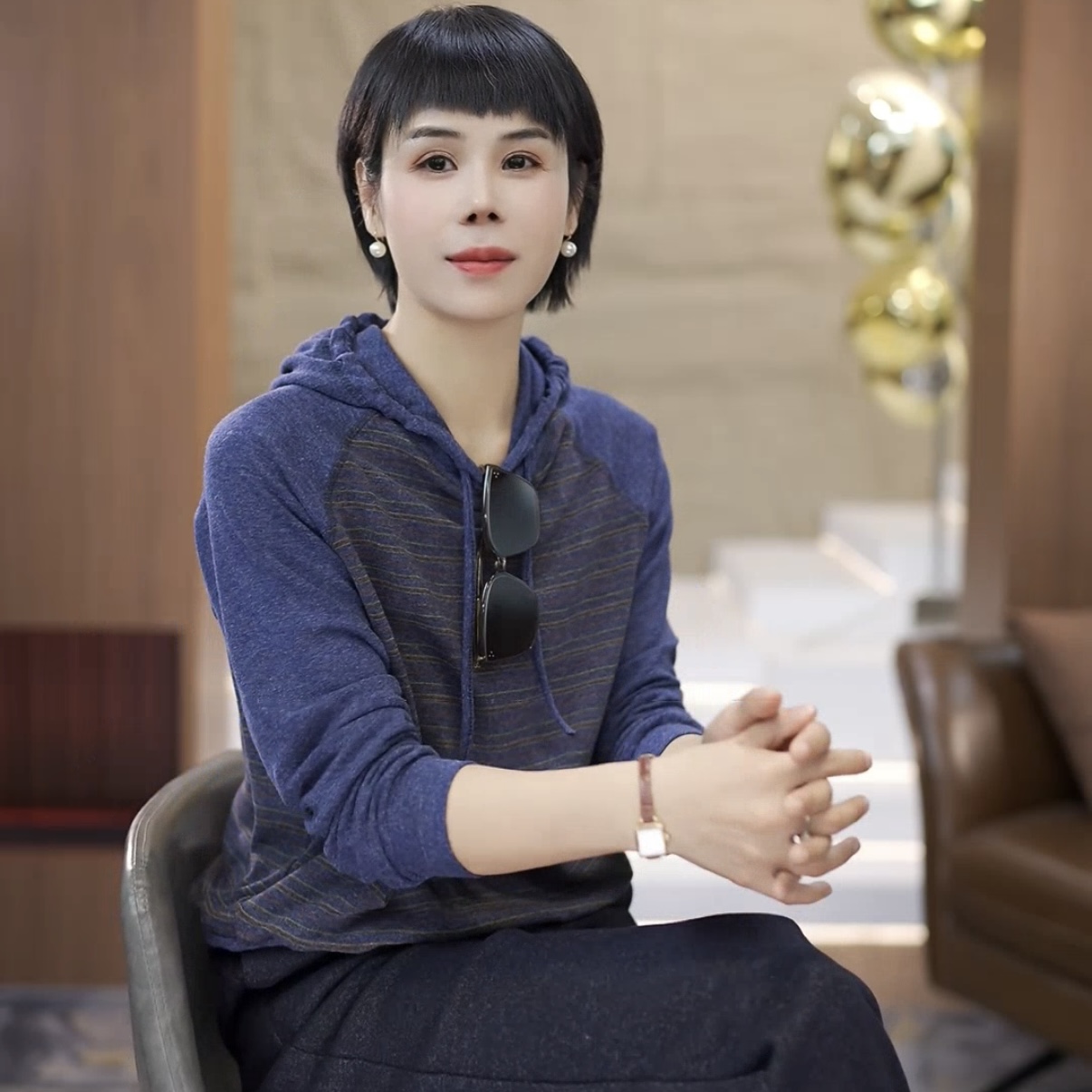 【渲渲推荐】XHR-6139秋季休闲时尚带帽条纹抽绳小衫