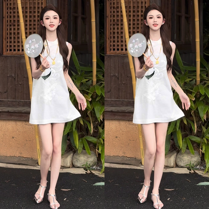 2025夏季新中式盘扣立领独特设计感小众白色无袖国风连衣裙