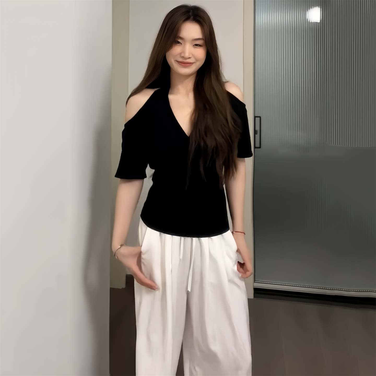 大码胖MM黑色挂脖露肩短袖t恤女夏季新款设计感修身别致绝美上衣