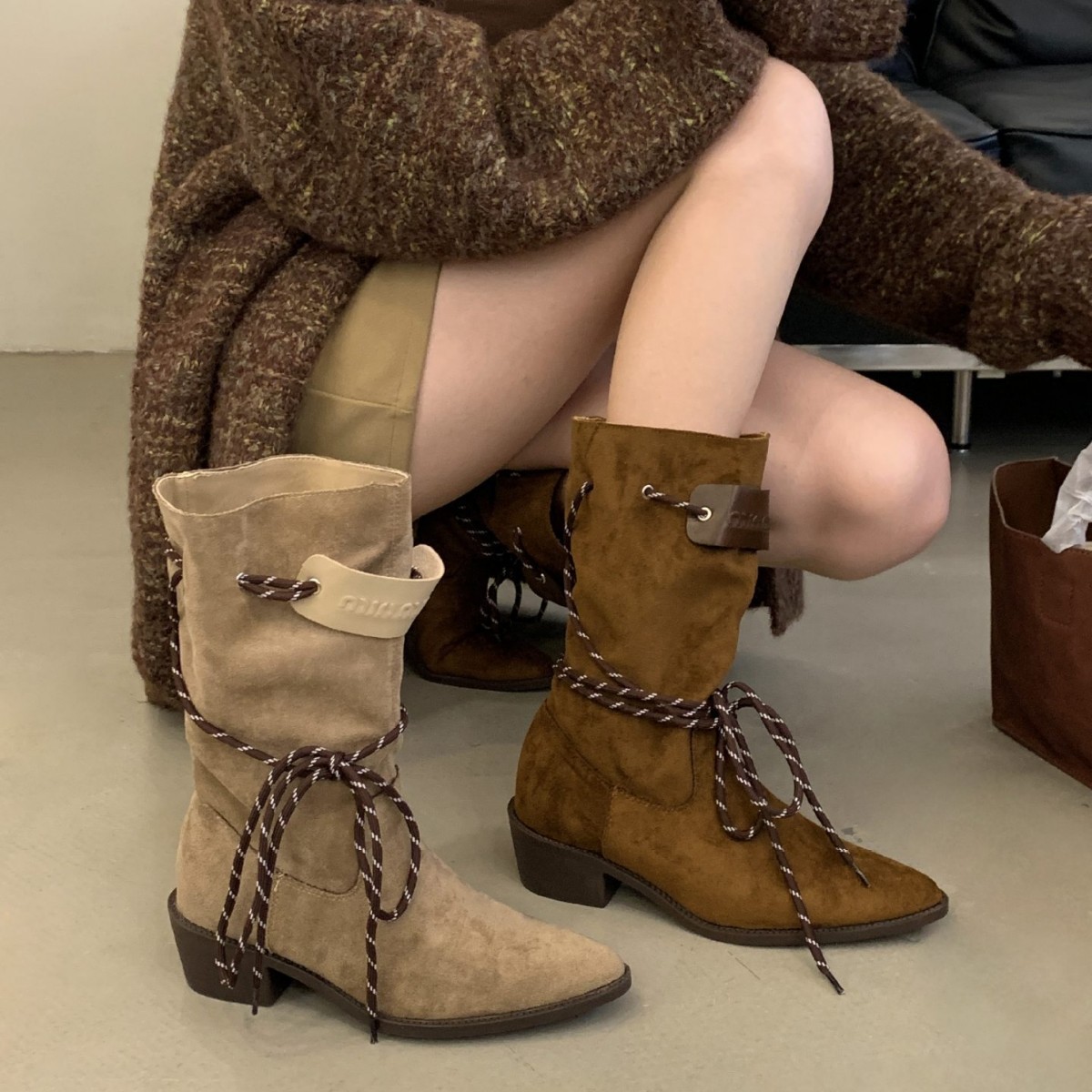 尖头法式时尚百搭绑带气质显瘦女靴2025秋冬新款粗跟绒面时装靴