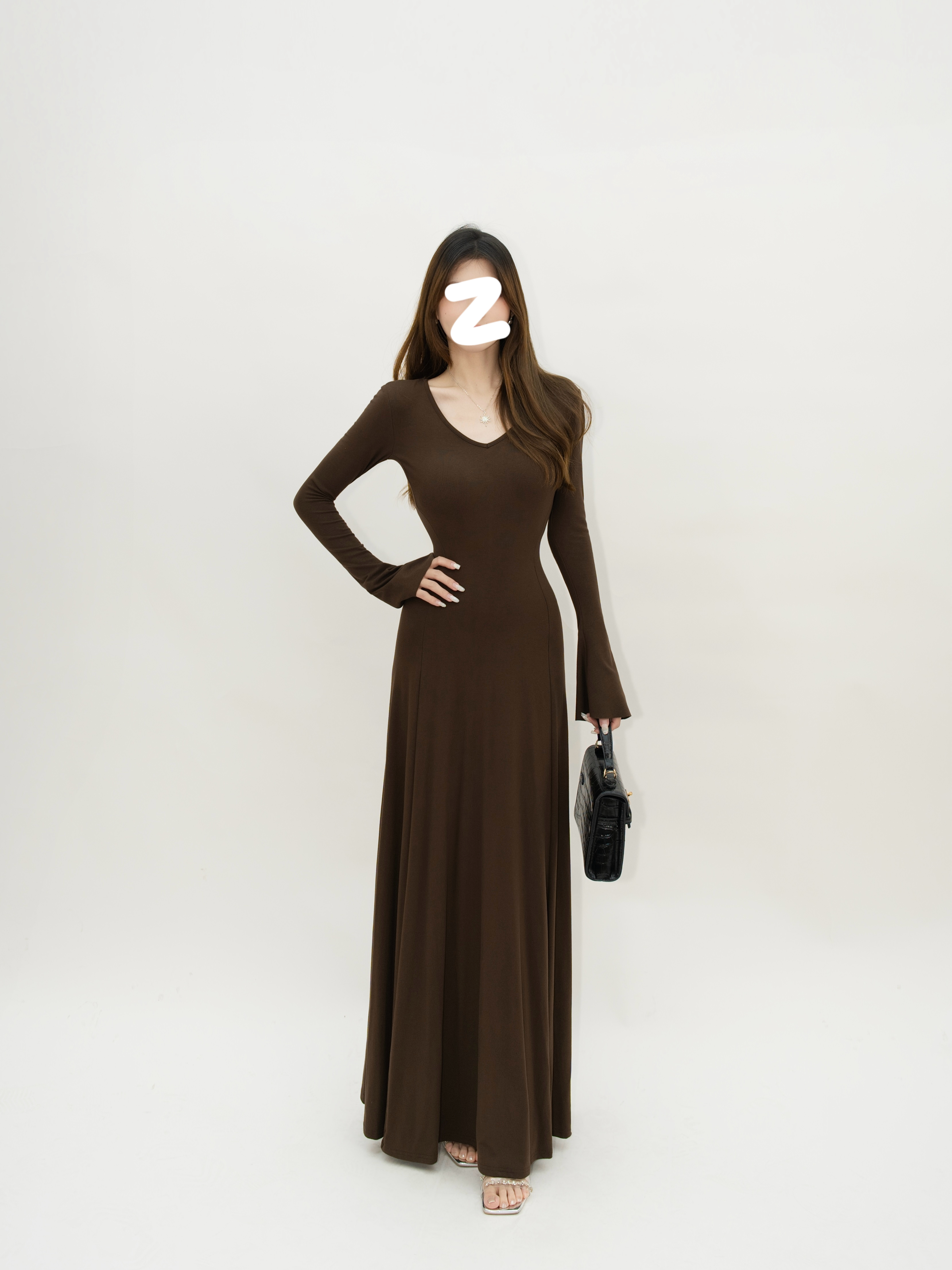 V领赫本风黑色喇叭长袖针织连衣裙秋季高级感内搭显瘦长裙气质