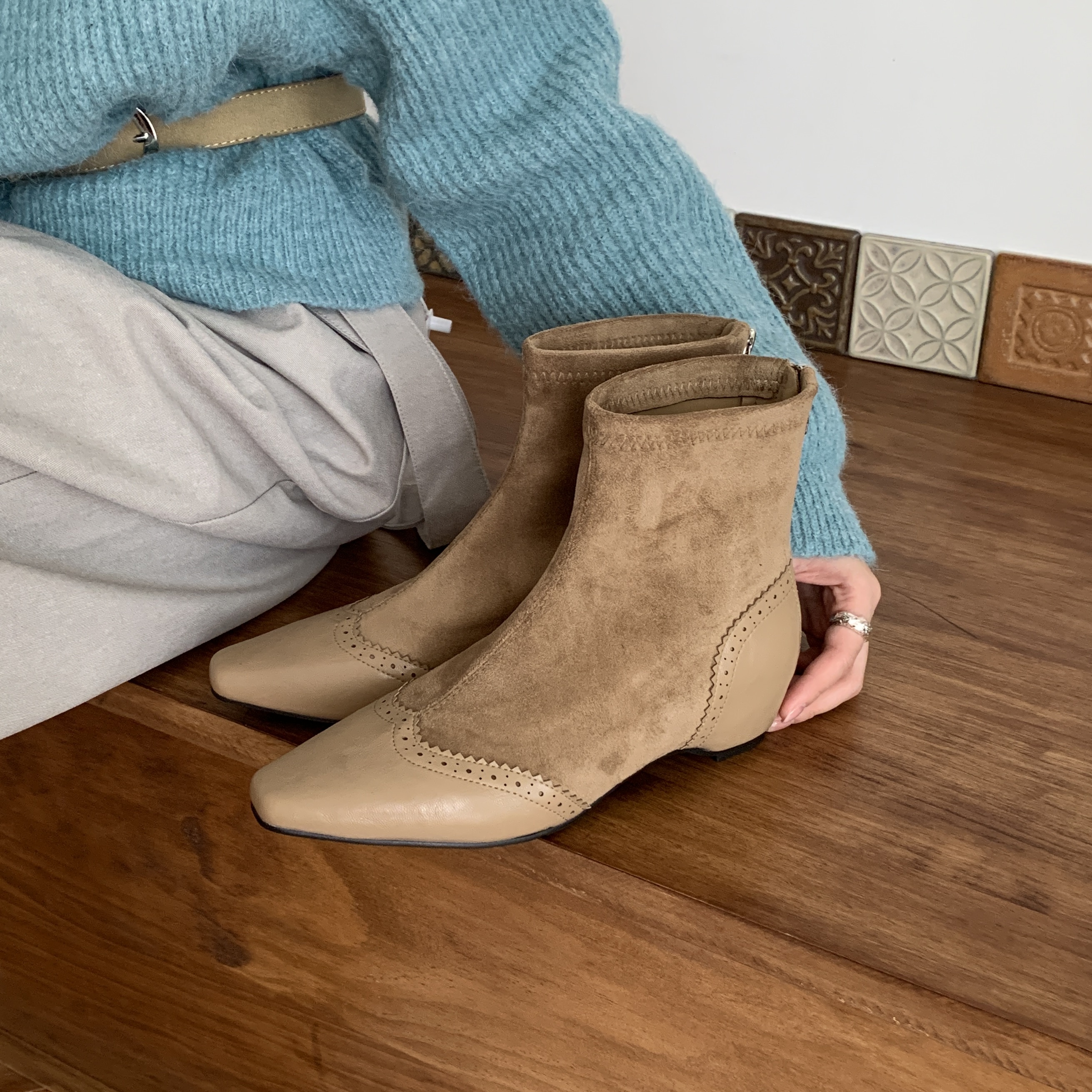 MUMU高级感复古布洛克雕花拼接面方头粗跟小短靴绒面低跟瘦瘦靴女