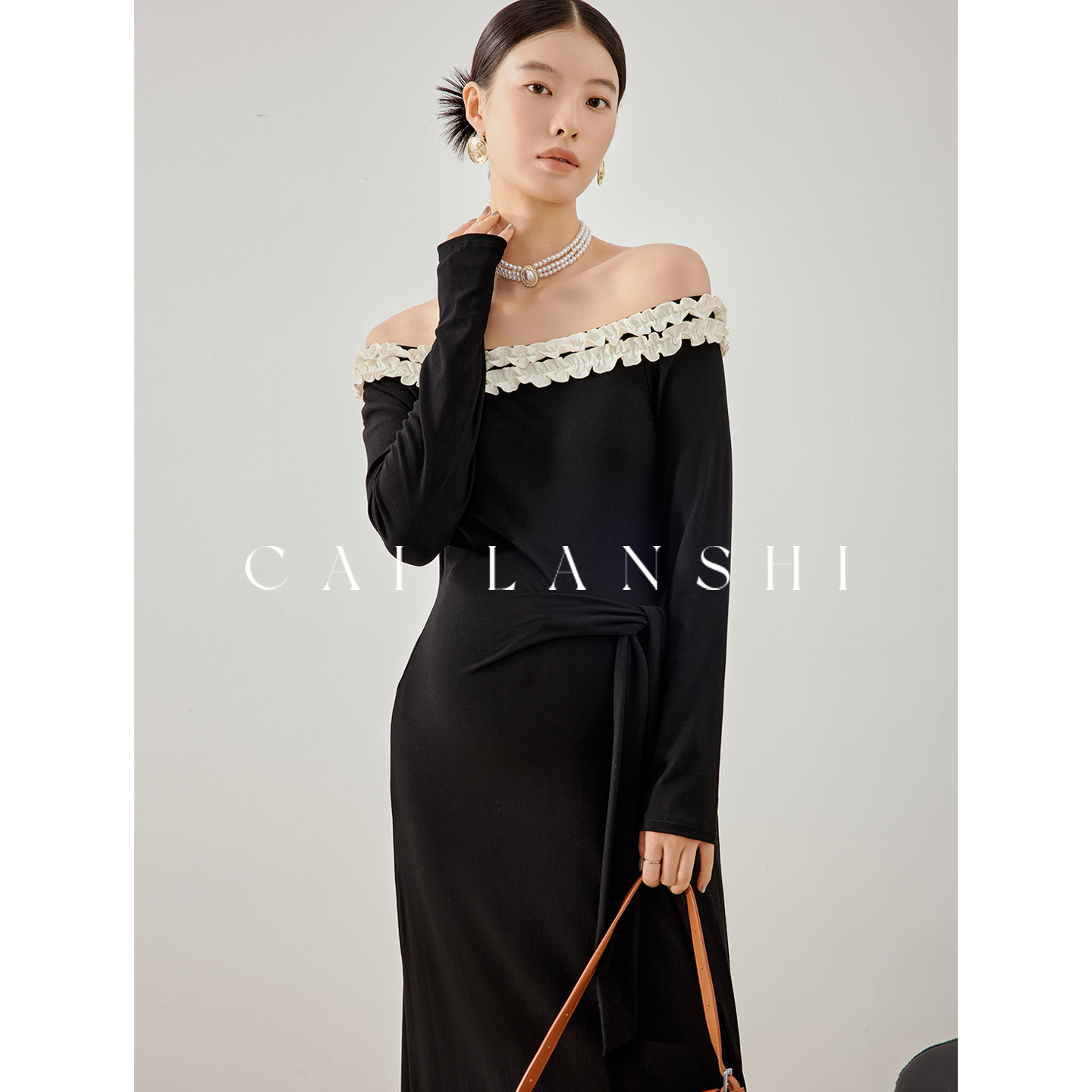 孕妇裙子2025新款赫本风斜肩春秋款连衣裙花边长裙孕妇装50825