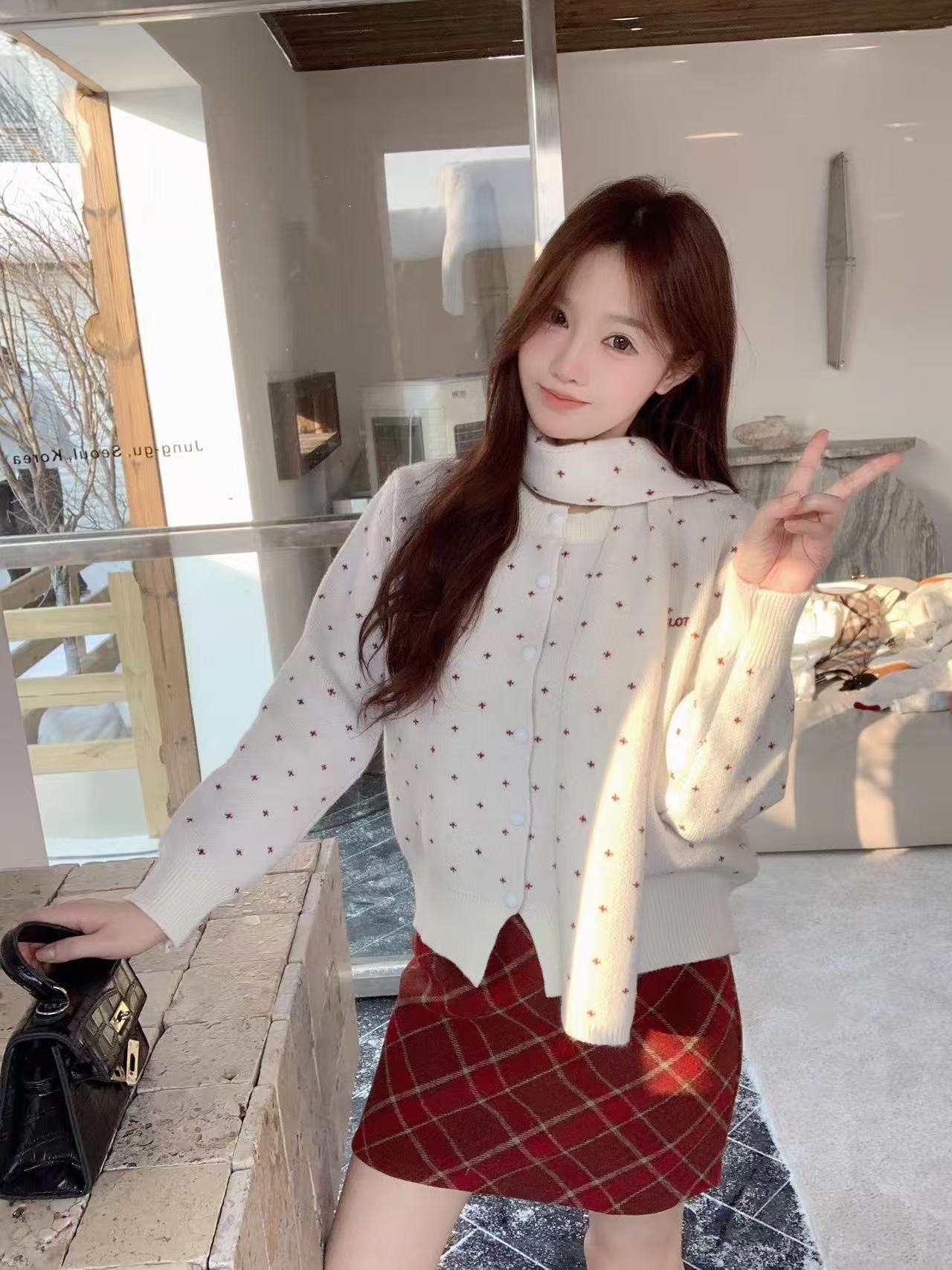 送围巾设计感圆领针织开衫女秋冬新款复古波点百搭温柔风毛衣外套