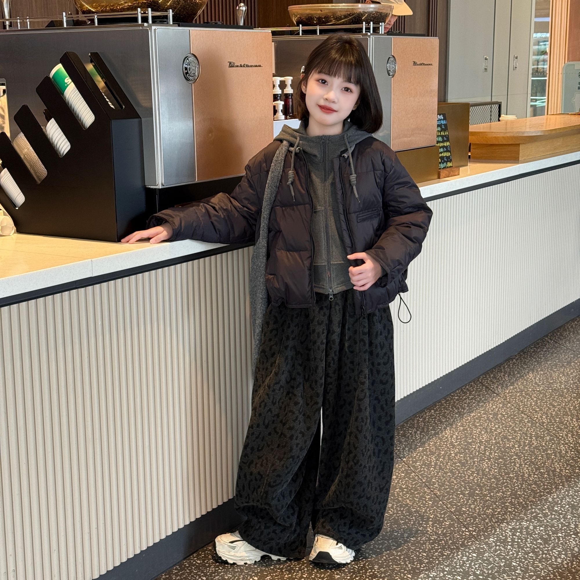2025冬季圆领羽绒服短款加厚中大童保暖连帽开衫毛衣加绒豹纹裤潮