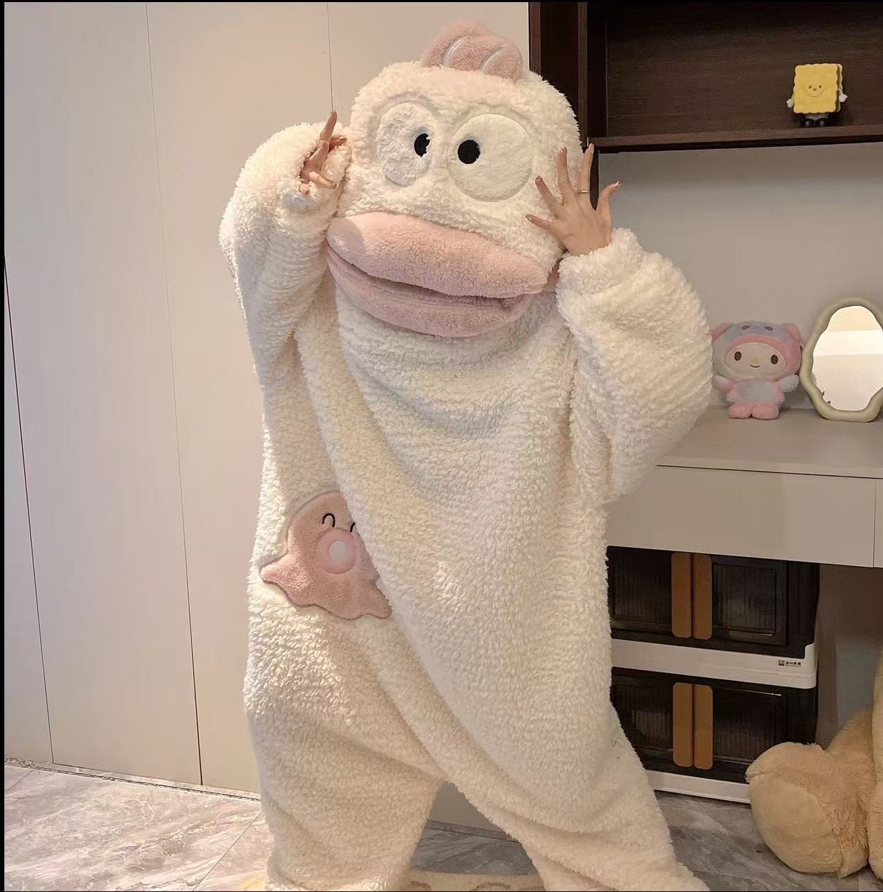 白色丑鱼连体珊瑚绒搞怪沙雕卡通女款冬季加厚毛绒睡衣睡袍家居服