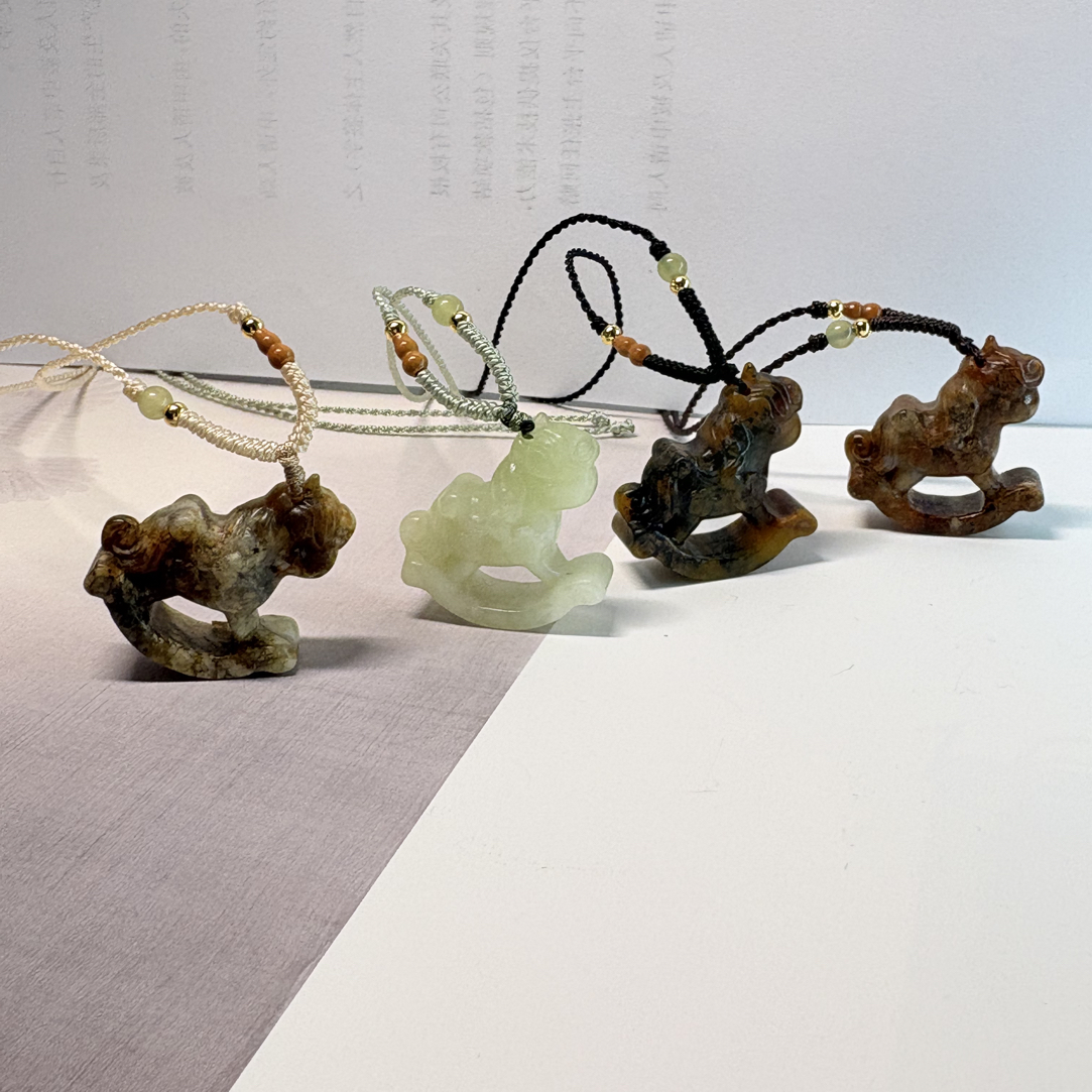 岫玉花玉木马吊坠编绳项链