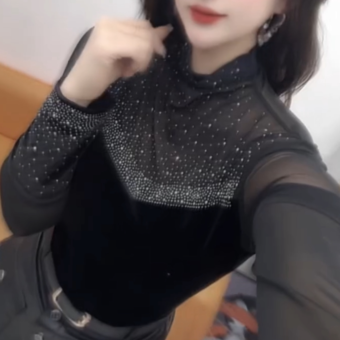 欧货重工钻领长袖蕾丝拼接丝绒打底衫