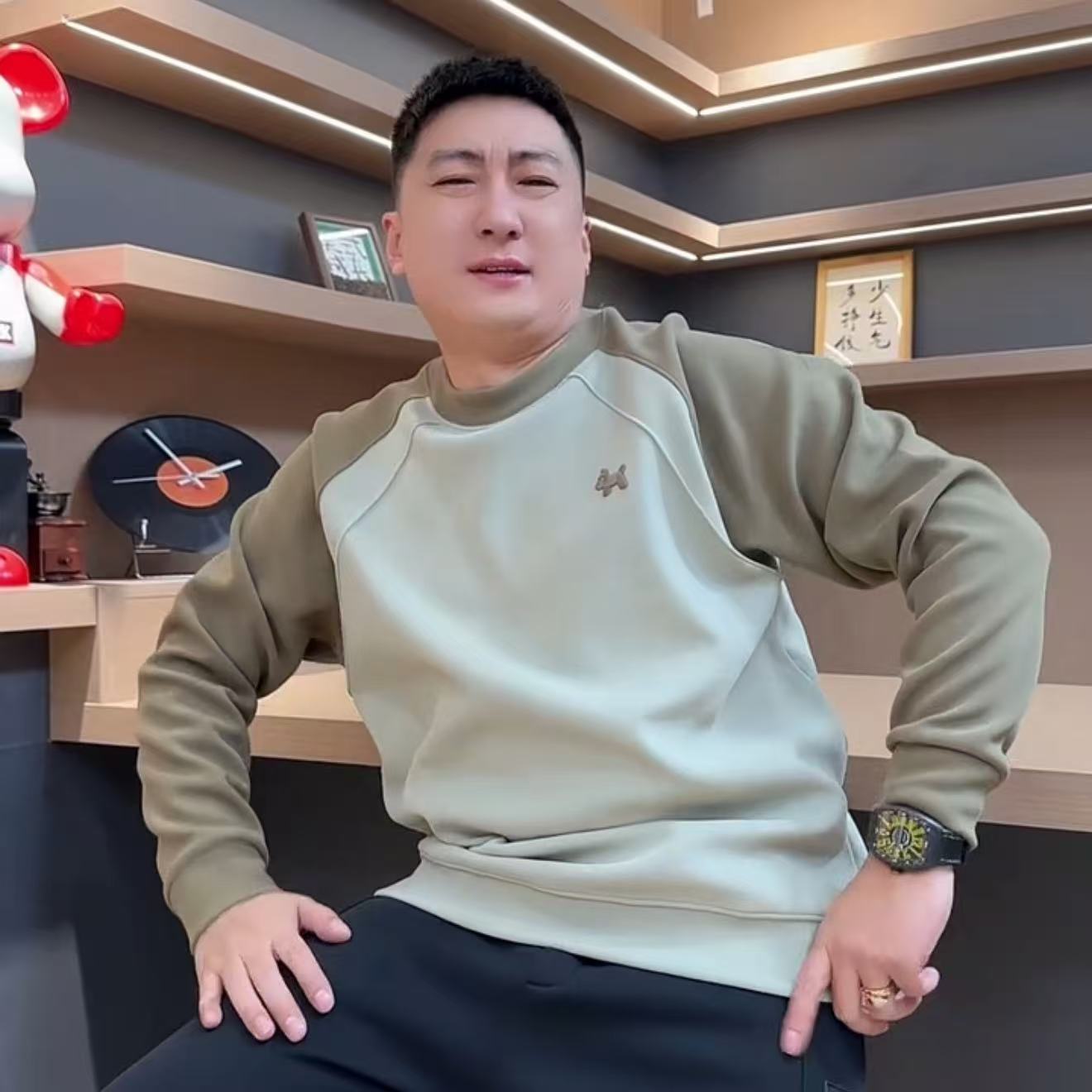 2025冬季加绒小狗刺绣圆领卫衣男潮流拼接百搭舒适休闲上衣打底衫