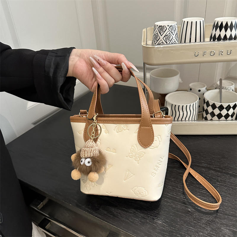 斜挎包韩版时尚压花蝴蝶简约唯美纯色手提包便携百搭洋气通勤包包