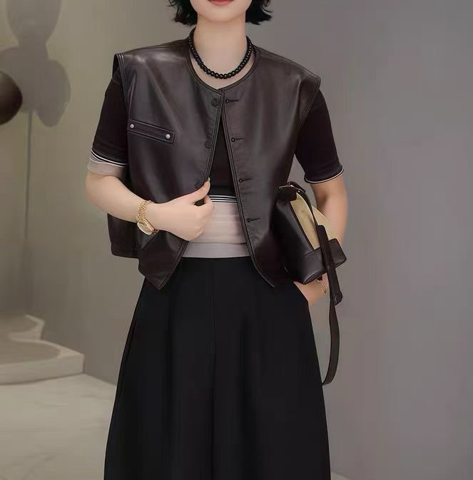 《陈小红服装》韩版皮马夹纽扣时尚女装上衣显瘦钉珠圆领