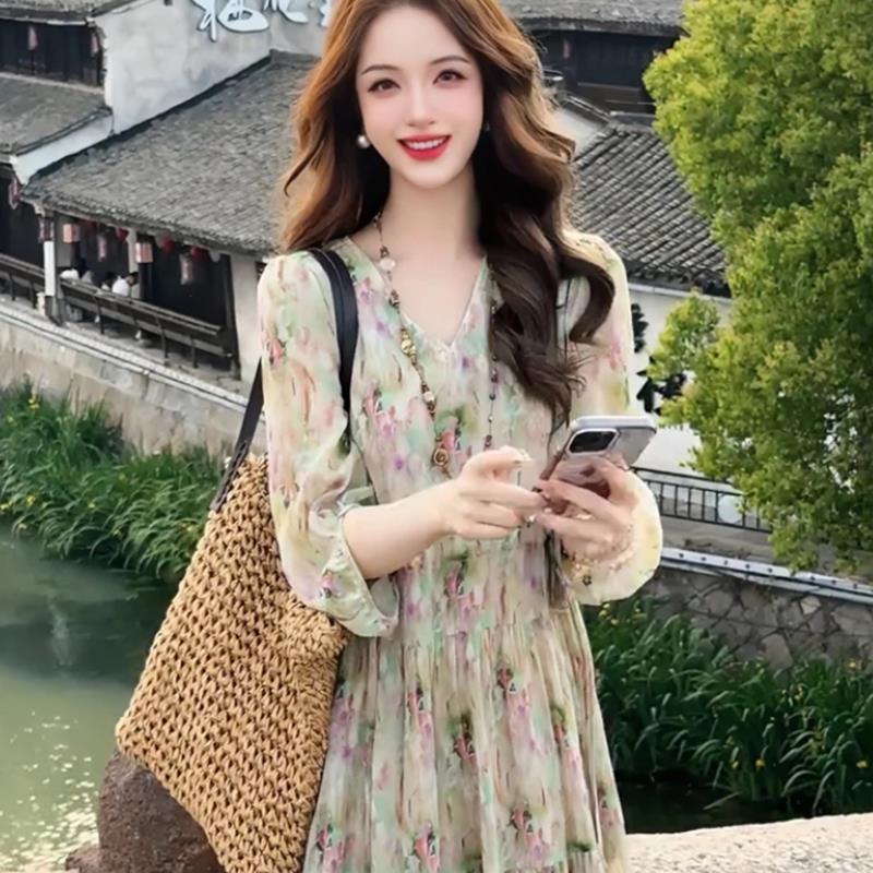 度假风法式气质V领绿色连衣裙女2025夏季新款裙子宽松显瘦碎花裙