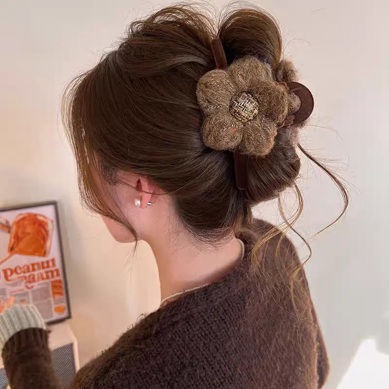 2025秋冬新款毛绒花朵抓夹女高级感后脑勺大号发饰手工气质网红