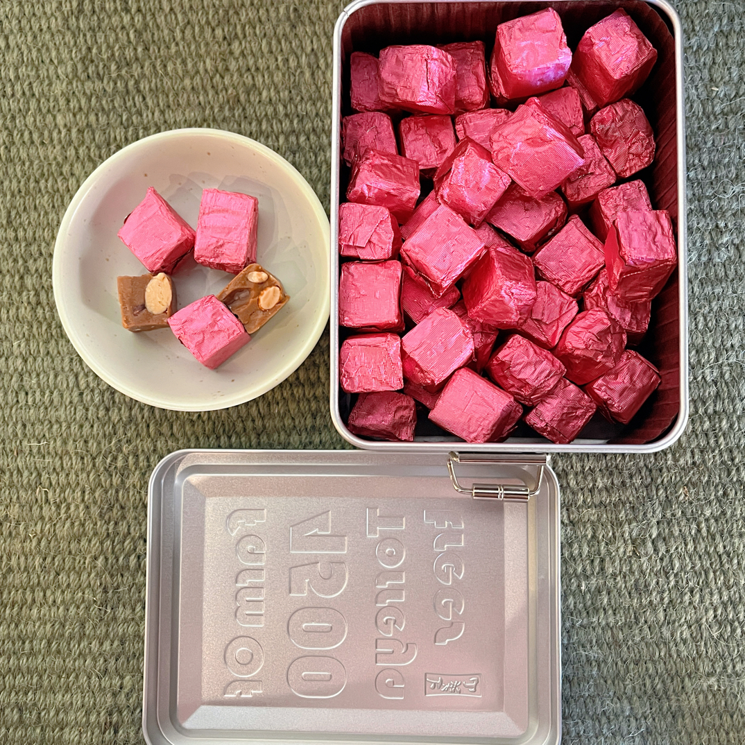 巴旦木盐糖铁罐装进口果仁聚会零食儿童糖果办公室零食送礼必备