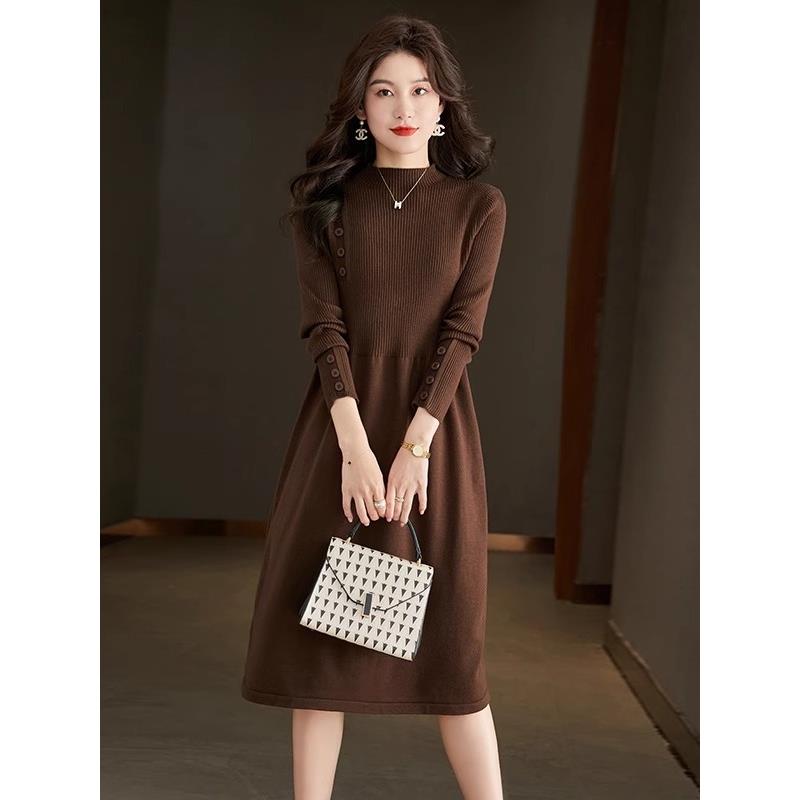 2025年秋冬新款半高领中长款针织连衣裙女时尚洋气纯色内搭毛衣裙