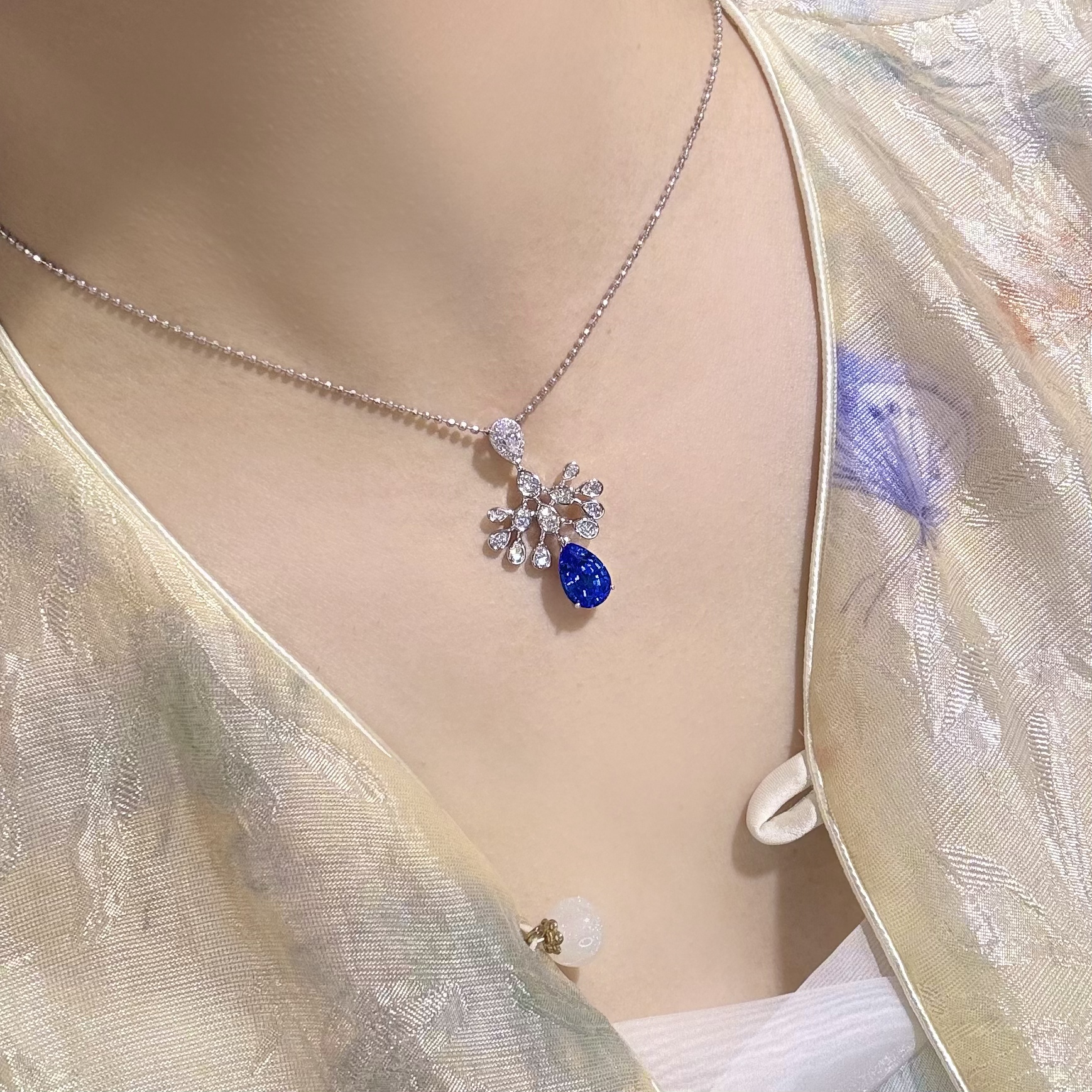 合成尖晶石P4377【皇冠】镶嵌矢车菊蓝色时尚气质百搭轻奢单吊坠