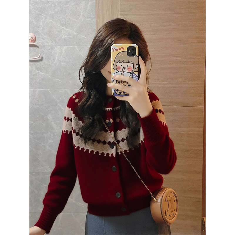 独特设计感红色提花排扣圆领针织衫女装秋冬新款软糯休闲慵懒上衣