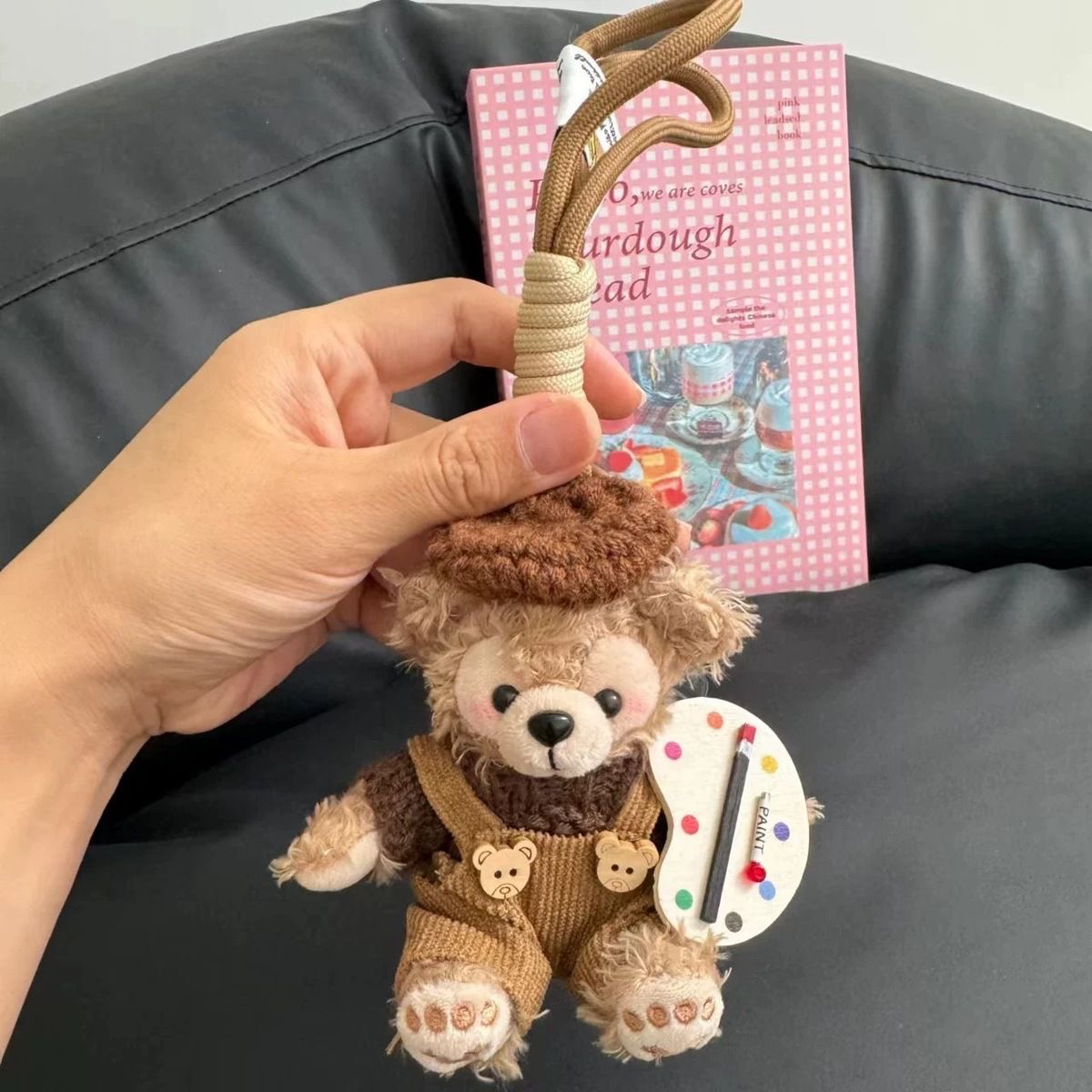 甜酷风小画家达菲包可爱公仔挂扣书包小挂件挂件毛绒挂钥匙扣挂件