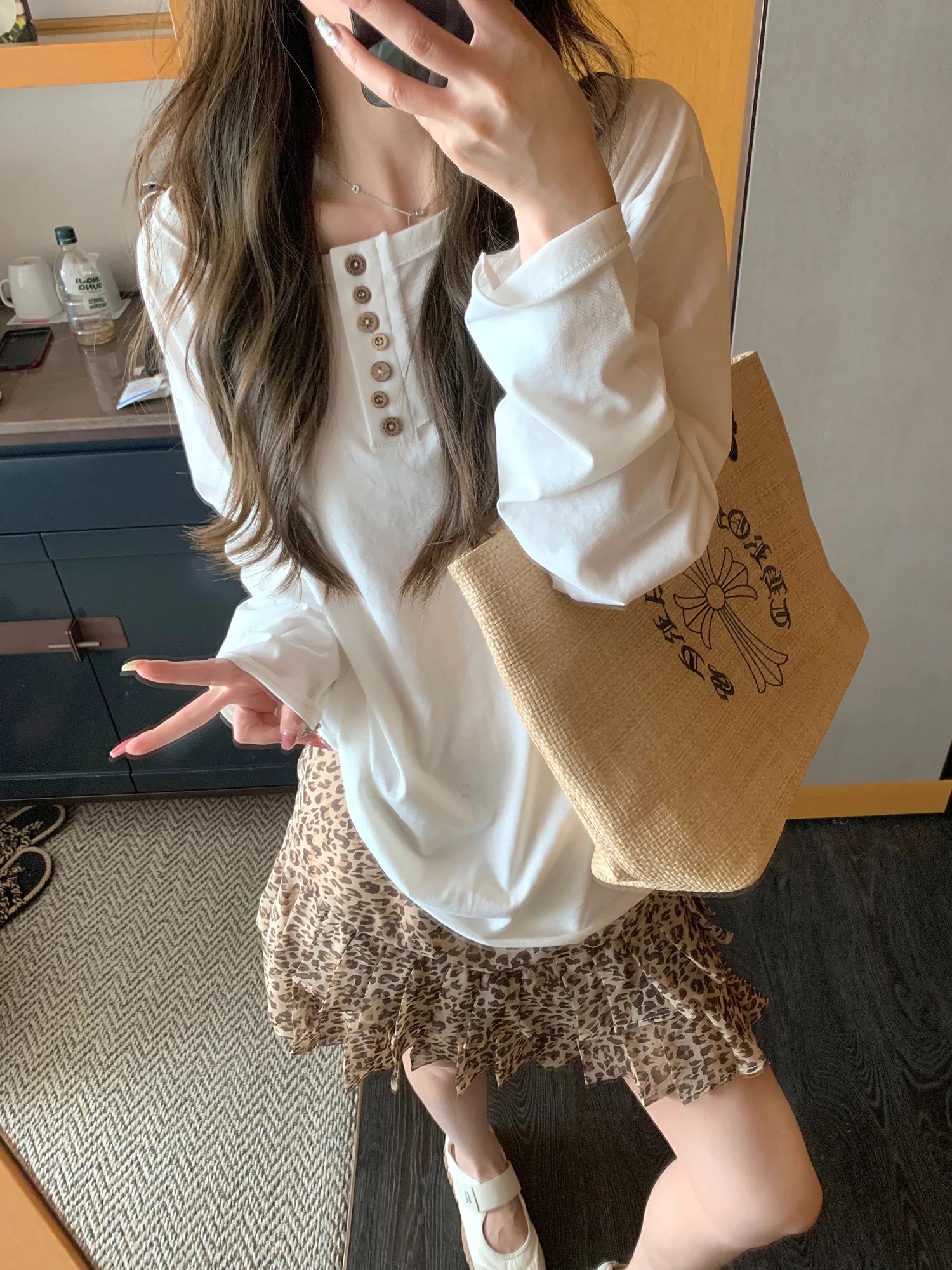 2025年春季新款韩系复古白色半开领卷边长袖T恤女慵懒风宽松上衣