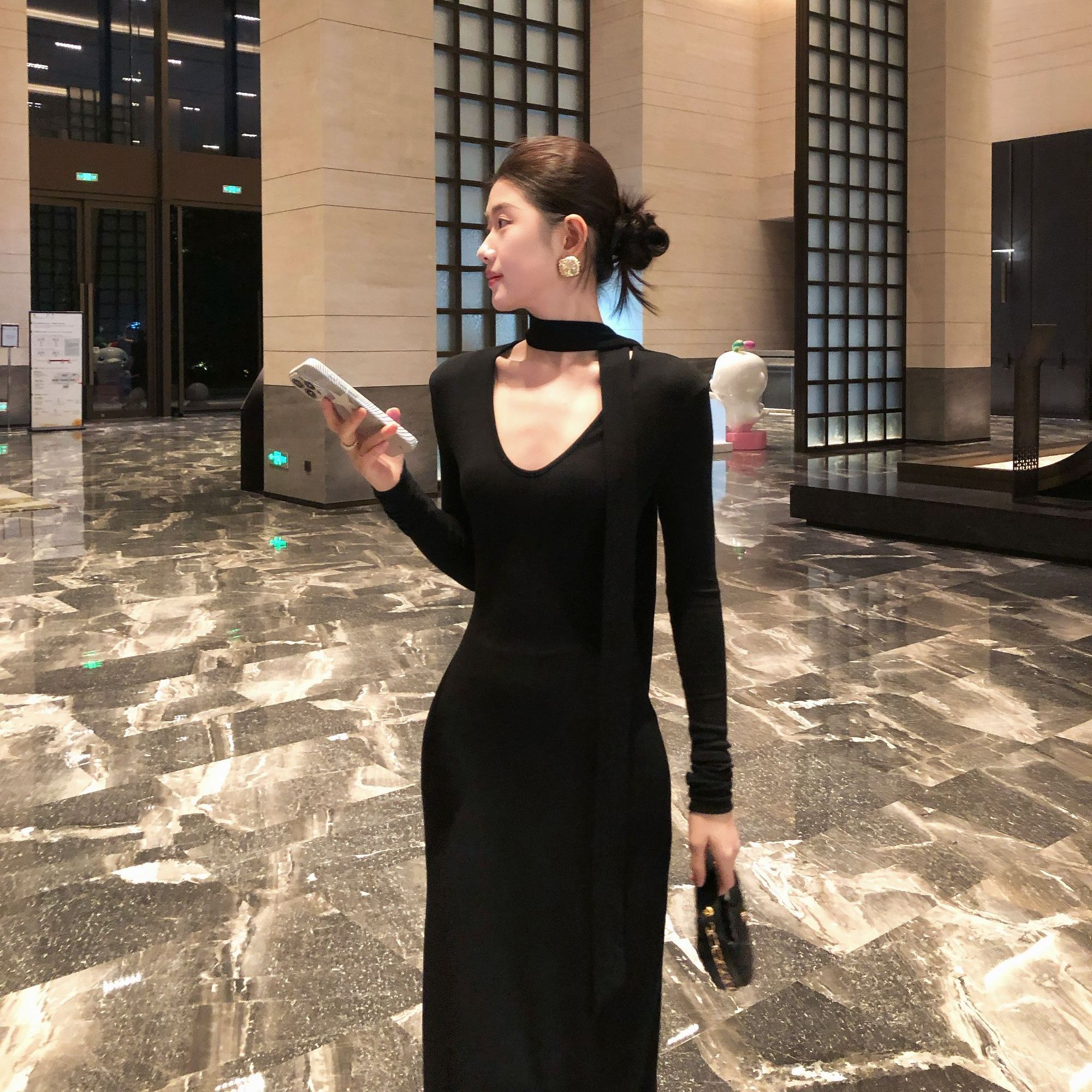 纯欲高级感黑色时尚连衣裙女秋冬长袖V领收腰显瘦包臀内搭长裙