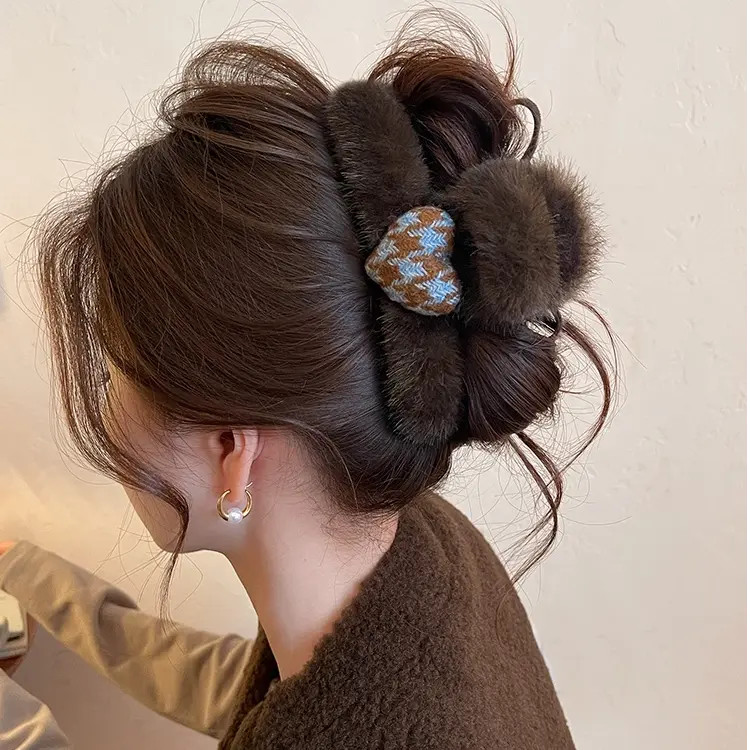 格纹爱心毛茸茸抓夹女大号鲨鱼夹2025新款发量大盘发夹高级感发饰