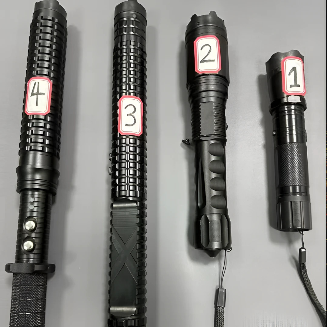 户外防身多功能手电筒可照明防骚扰可应急高压电击防卫棍驱狗赶猪