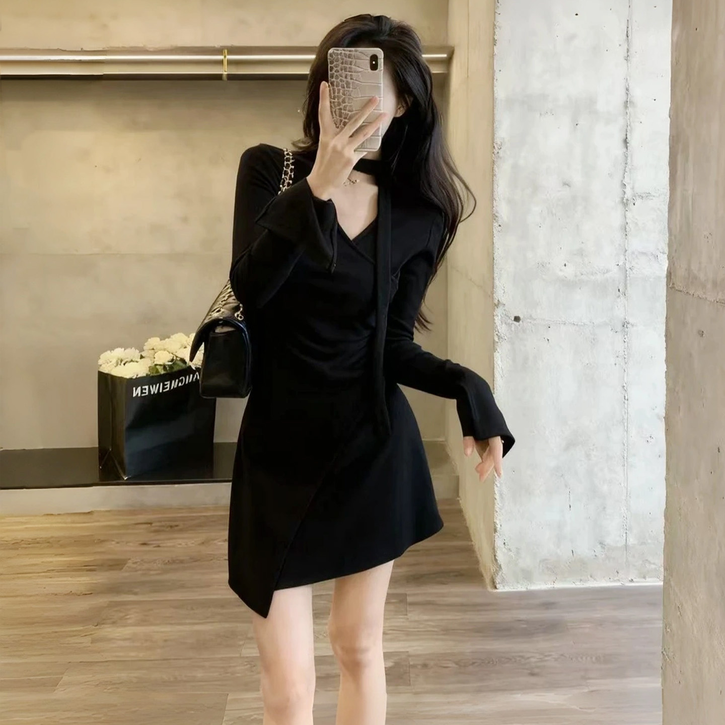 法式气质长袖连衣裙女秋季2025新款收腰显瘦绑带中长款黑色打底裙
