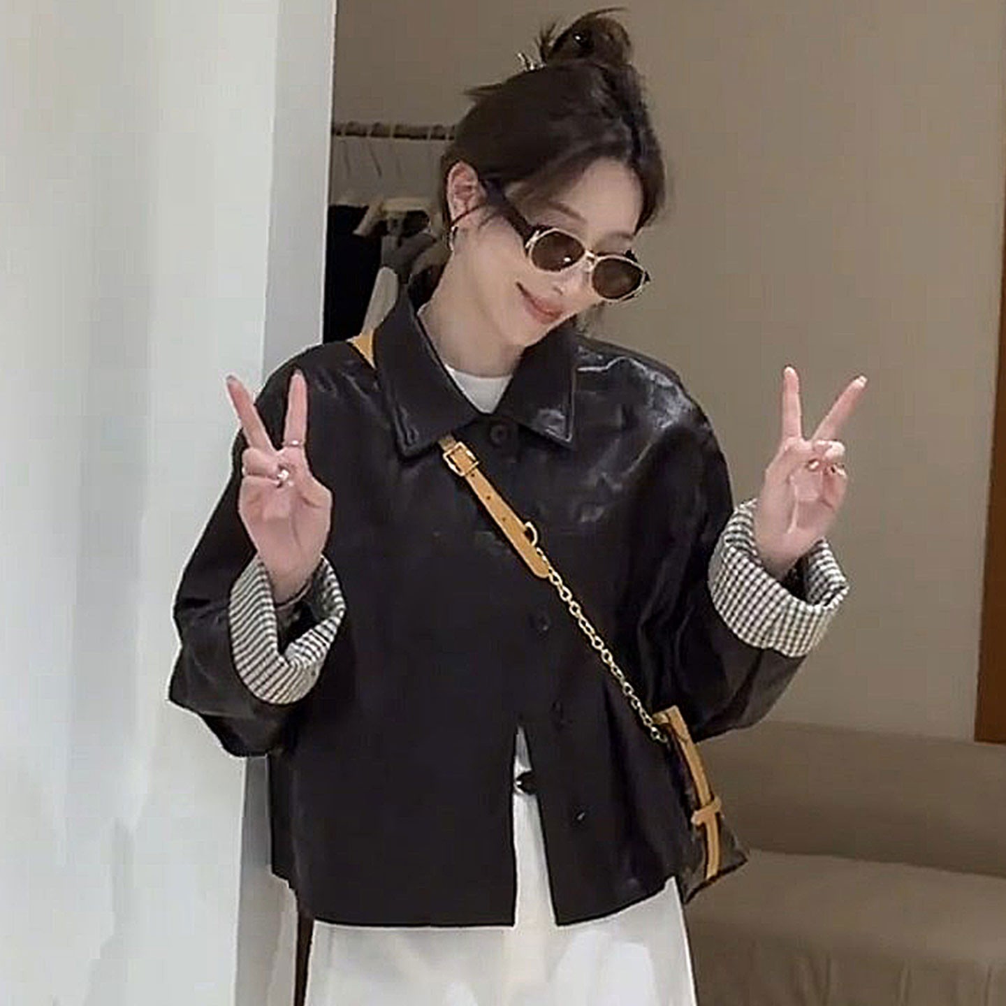 秋季翻领短款纽扣长袖皮衣女时尚休闲气质袖口格纹拼接短外套上衣