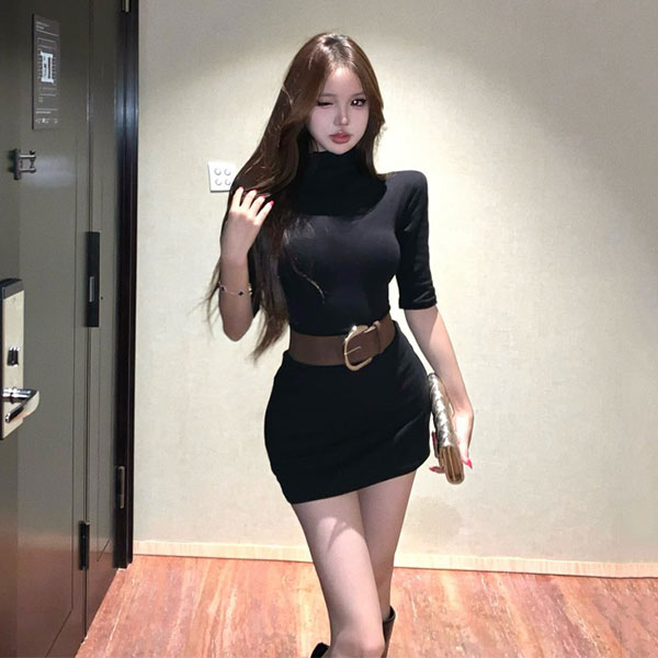 韩版修身显瘦中长款高领中袖连衣裙早秋新品纯欲气质收腰包臀短裙