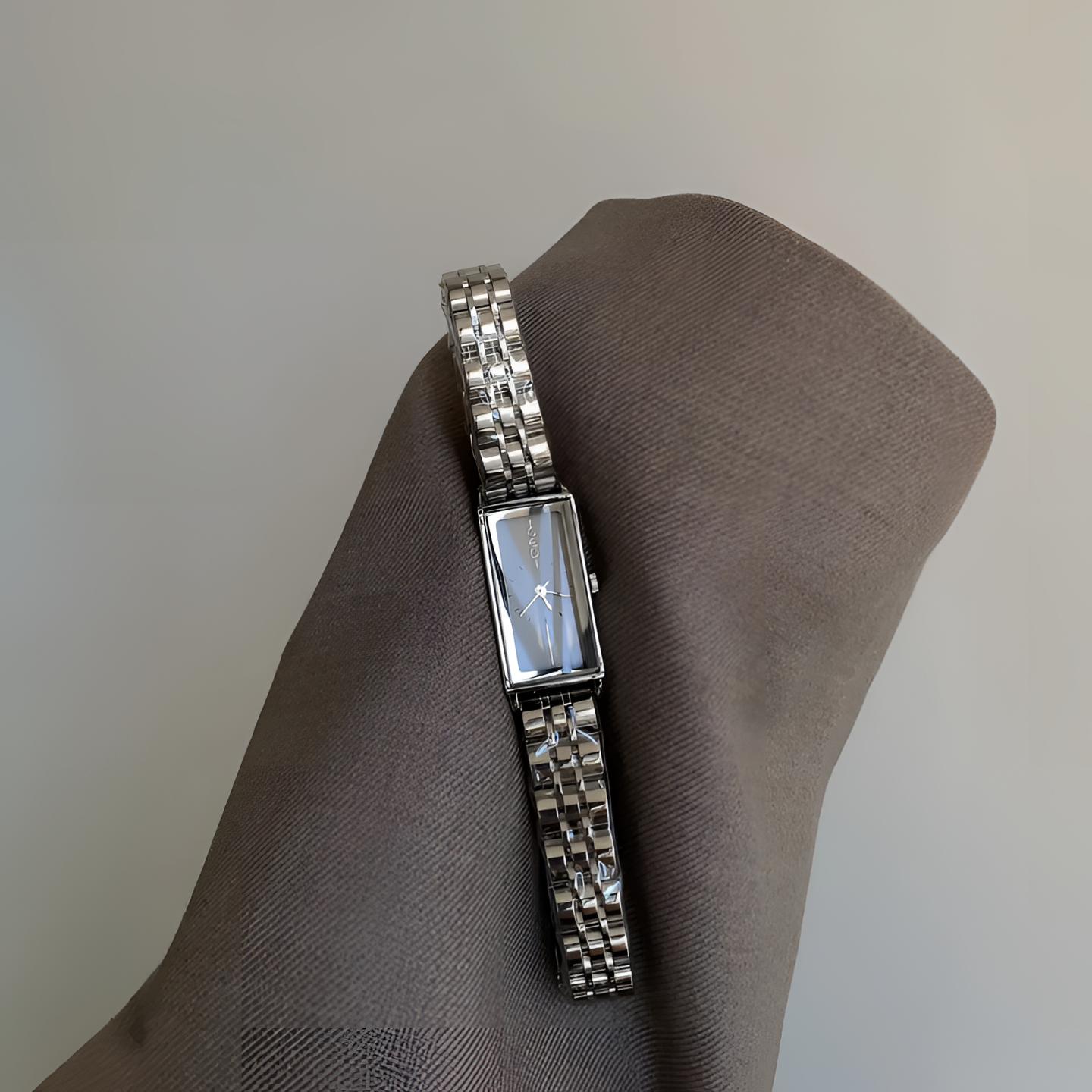 新款长方形银灰钢带手表女款小众轻奢高级感百搭女士通勤石英腕表