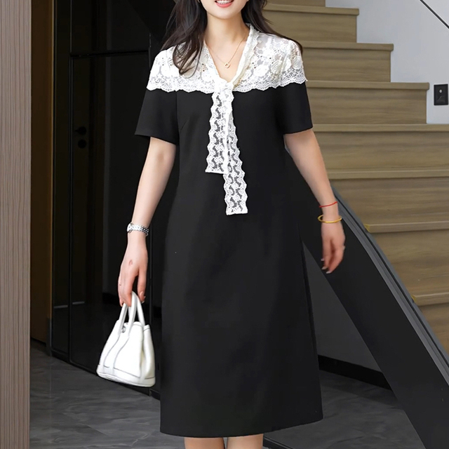 法式V领蕾丝拼接黑色短款连衣裙2025夏季新款气质显瘦收腰小黑裙