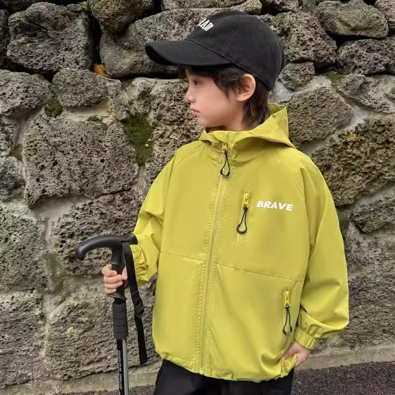 男童冲锋衣外套2025春秋新款儿童休闲连帽上衣中小童男孩帅气上衣