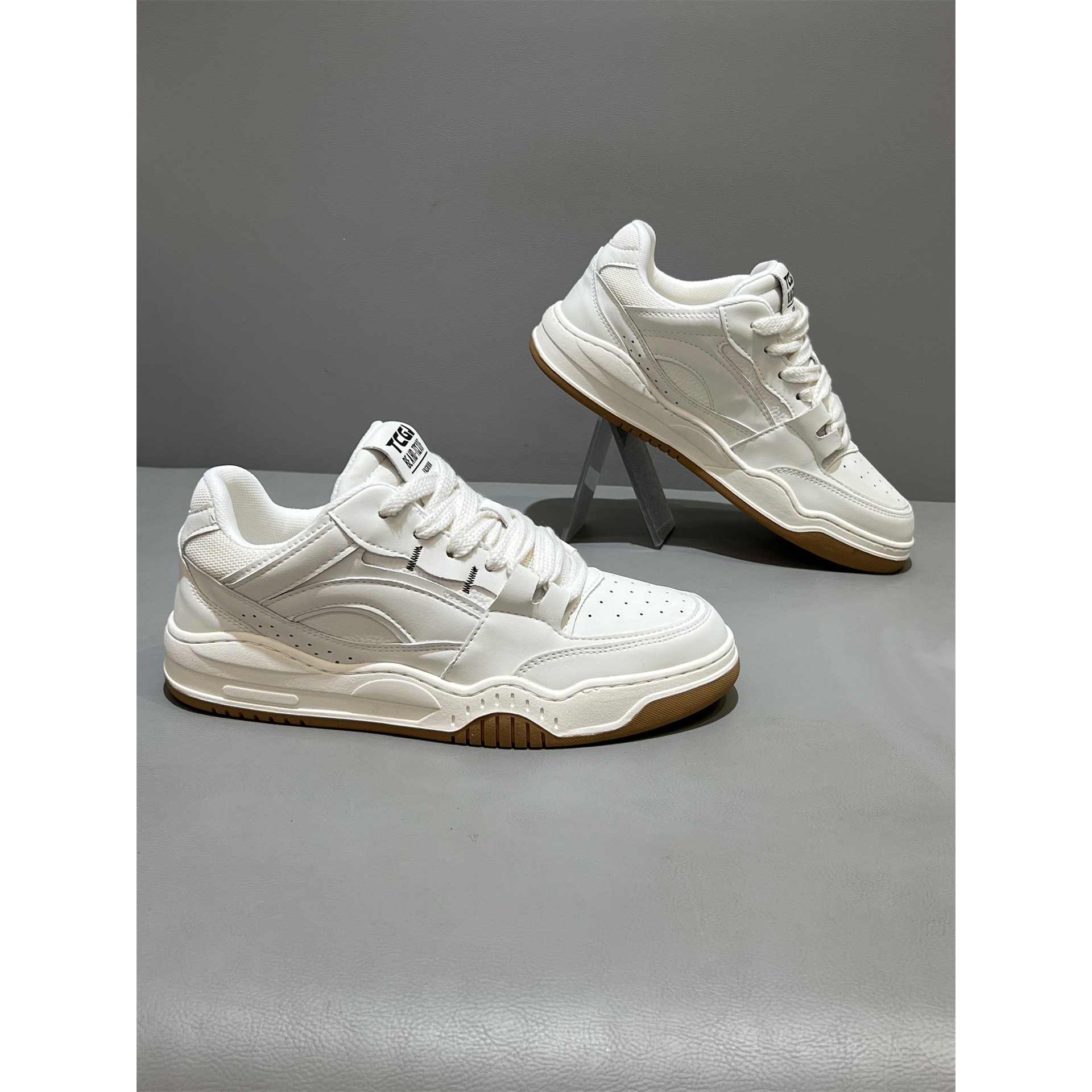 小白鞋男款2025秋季新款男士休闲鞋低帮透气皮面板鞋青年学生鞋子