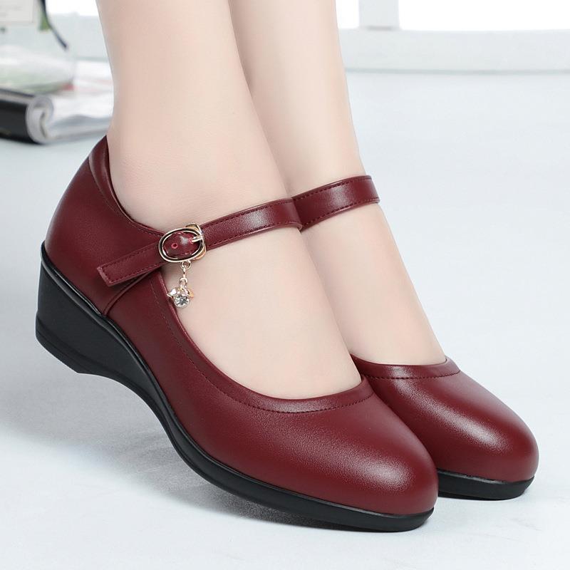 专柜中老年妈妈鞋舒适软底单鞋2025年春季新款一字扣平底皮鞋休闲