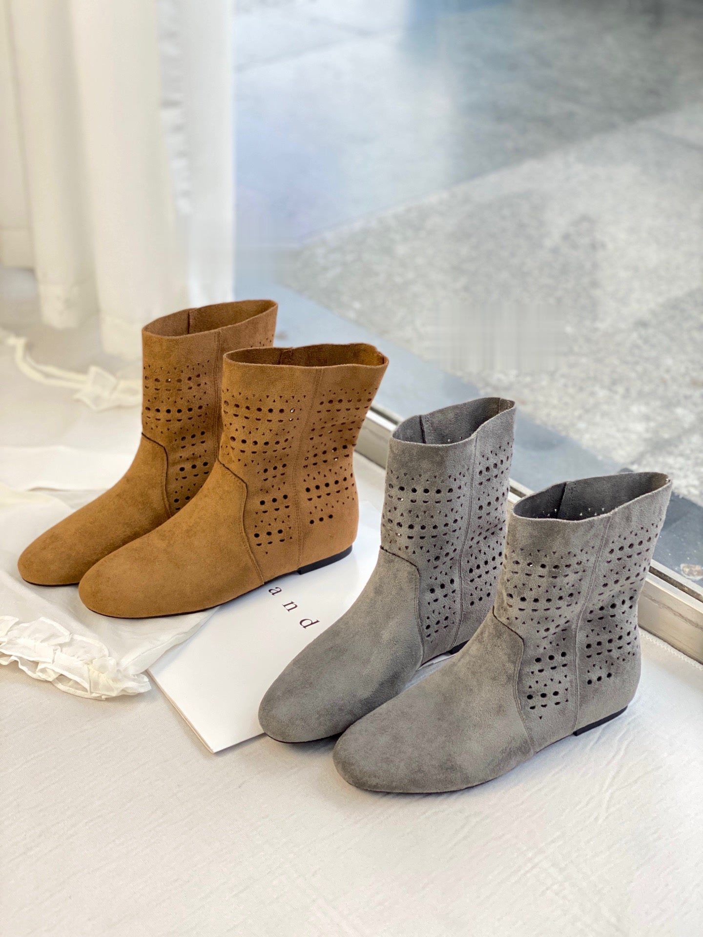 2025夏季新款软皮镂空雕花短靴女款时尚百搭休闲鞋女平底短靴女潮