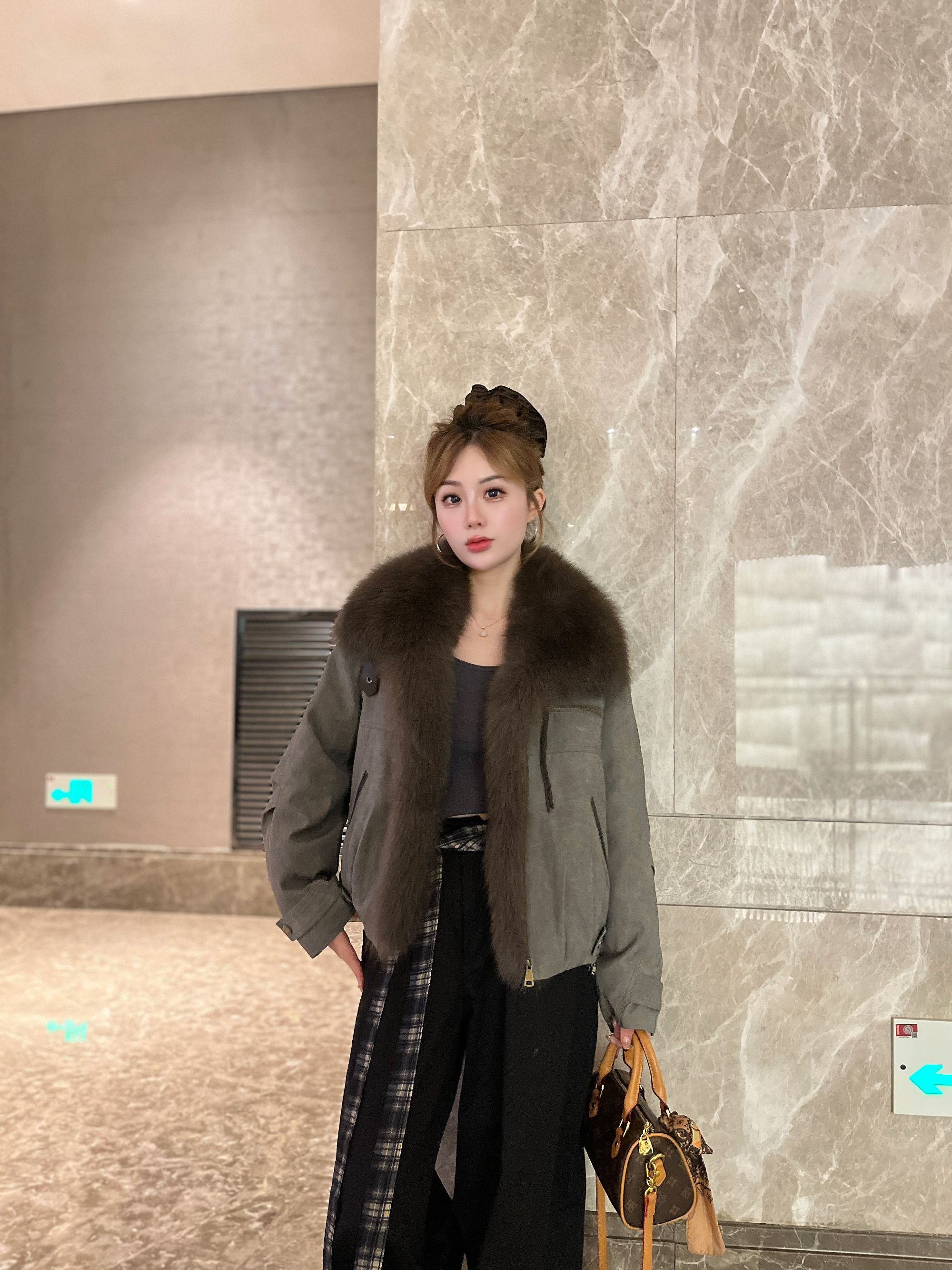 2025冬季新款鹅绒女时尚韩版短款皮草外套羽绒服狐狸毛领可拆卸