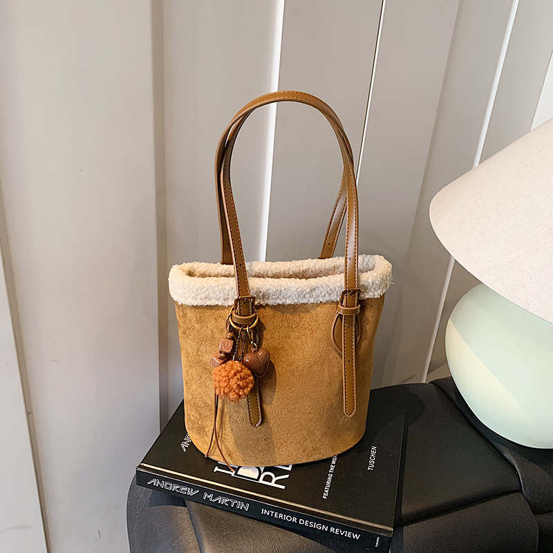 法式复古麂皮绒水桶包女2025新款高级感手提毛绒包洋气毛茸茸包女