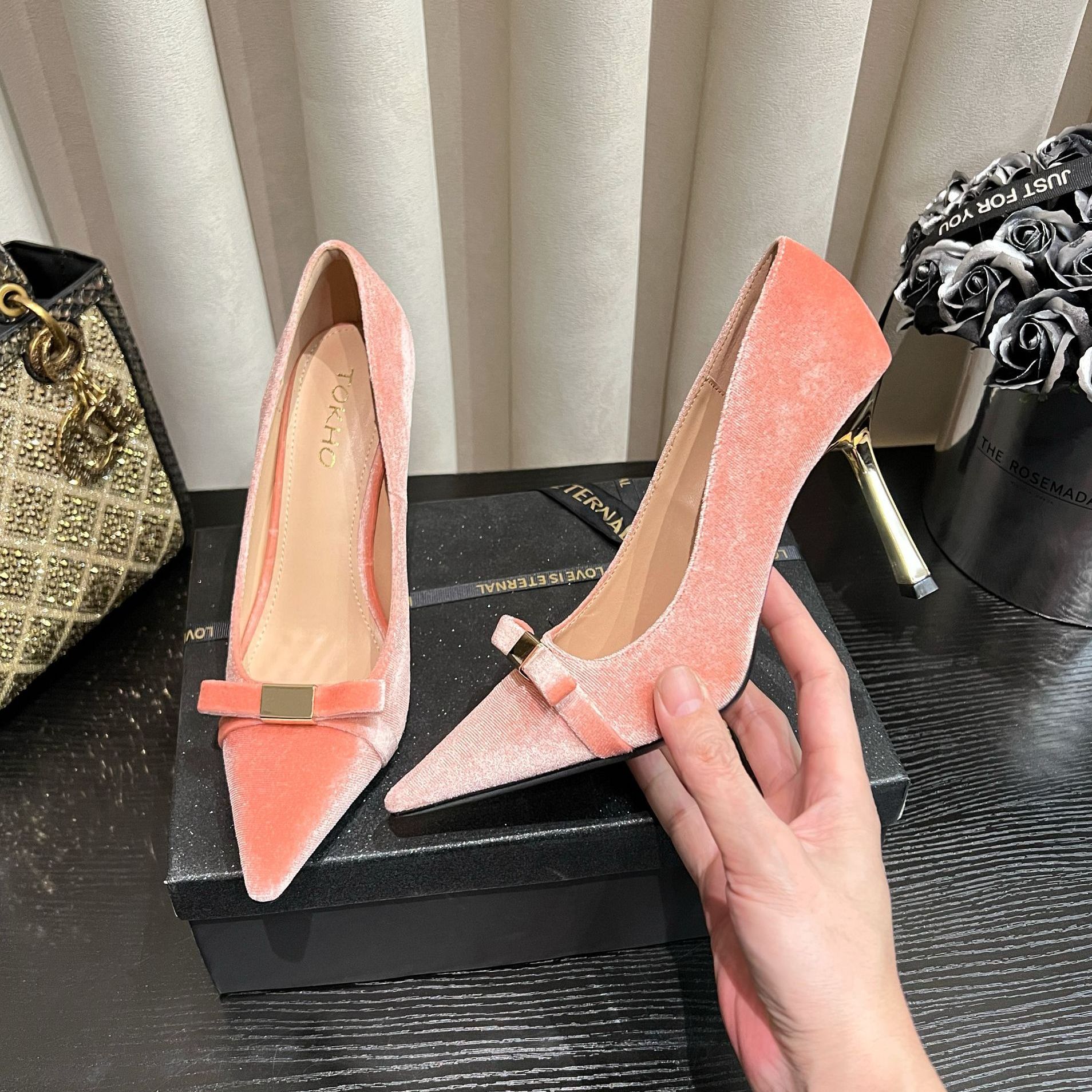【LVTE心选】2026春季新款方扣蝴蝶结方头高跟鞋女细跟丝绒粉色单鞋