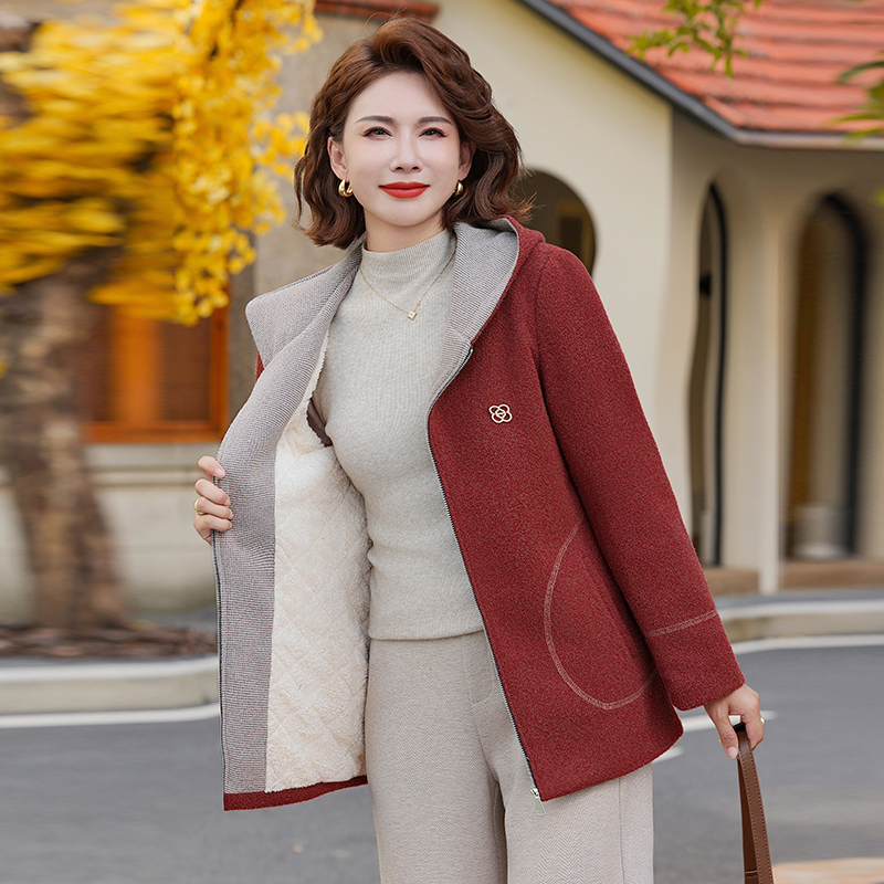 中老年人女装2025新款外套毛呢连帽大衣妈妈秋冬加绒加厚保暖上衣