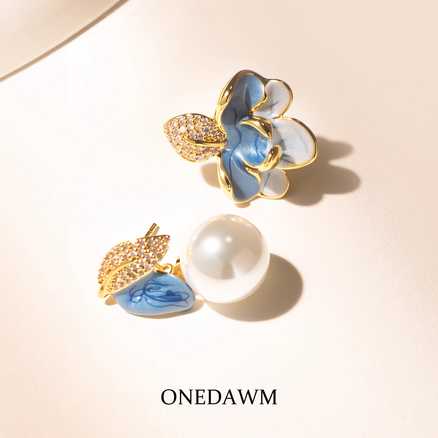 合金耳饰 珐琅滴釉不对称耳环女高级感轻奢独特镶钻树叶珍珠耳钉