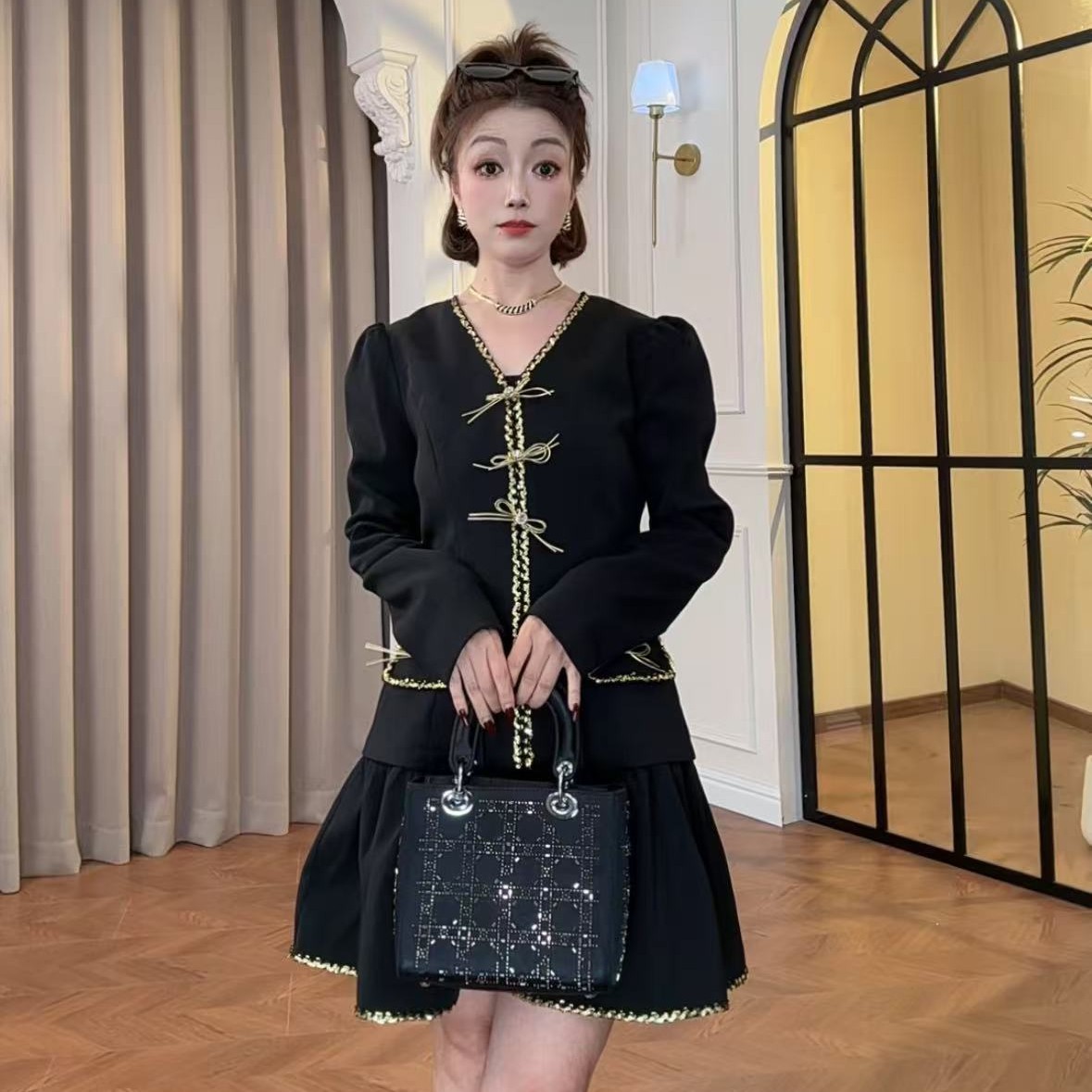 2025秋季新品复古千金小香风撞色V领A字版收腰显瘦连衣裙21895