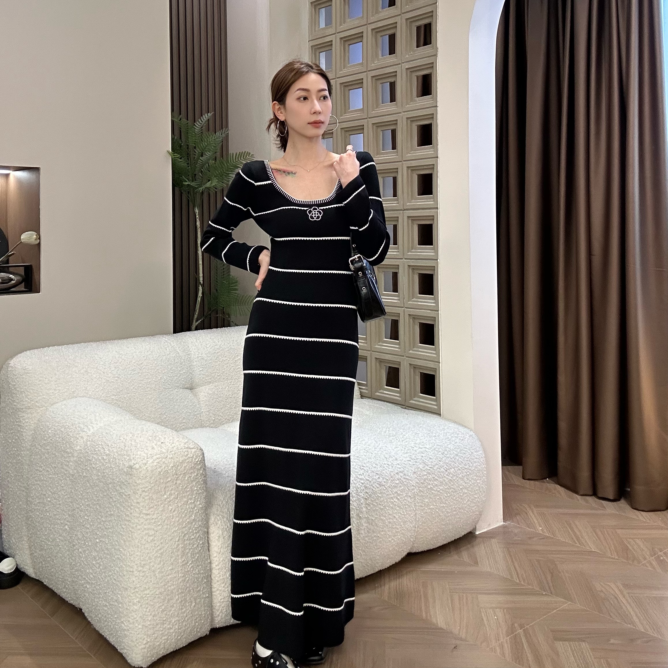 早秋V领长袖纯色修身长裙新款褶皱包臀连衣裙