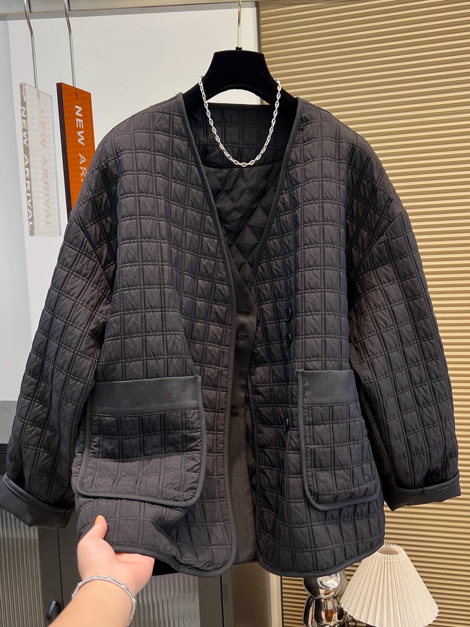 2025秋冬设计感V领单排扣格子夹棉宽松棉服女保暖双口袋棉衣外套