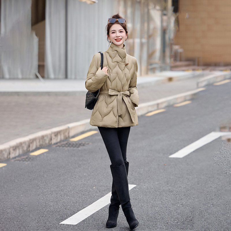 冬季收腰白鸭绒短款显瘦中长无帽薄款新款外出新款外套