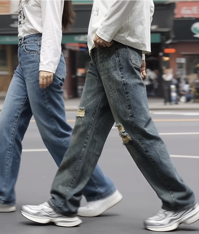 潮牌，少、酷”：受众年轻，单品少且常限量，强调个性表达与原创设计。